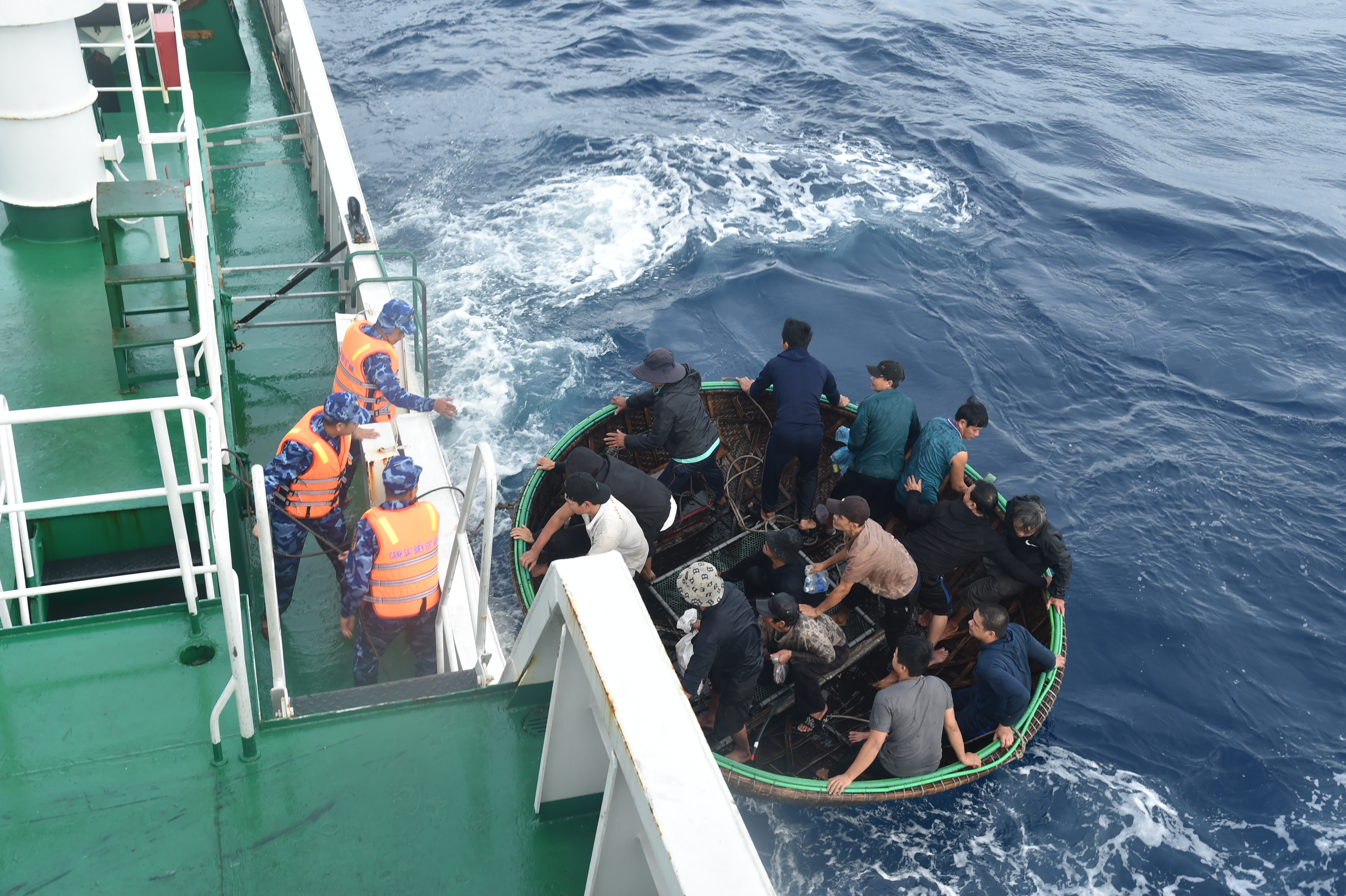 Hình ảnh tiếp nhận 52 ngư dân gặp nạn trên biển Trường Sa - Ảnh 2. Hình ảnh tiếp nhận 52 ngư dân gặp nạn trên biển Trường Sa - Ảnh 2.