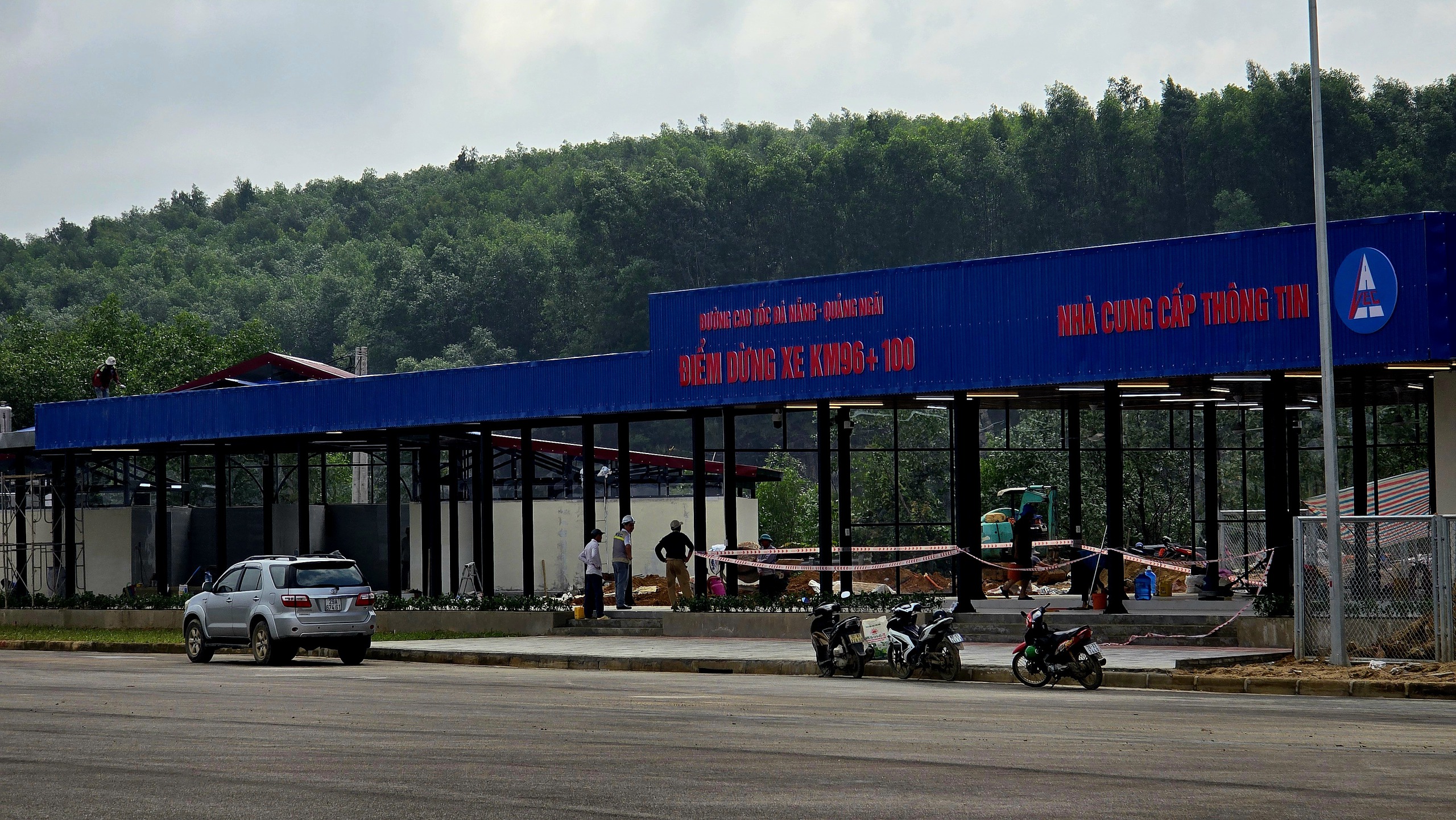 Điểm dừng xe đầu tiên trên cao tốc Đà Nẵng - Quảng Ngãi sắp khai thác - Ảnh 2.