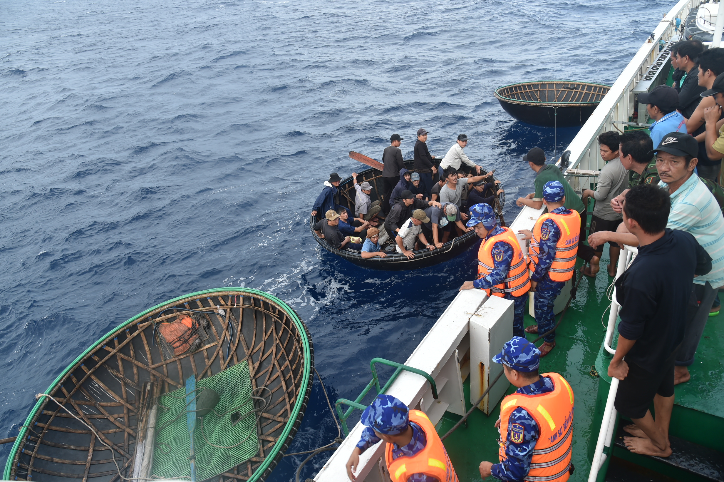 Hình ảnh tiếp nhận 52 ngư dân gặp nạn trên biển Trường Sa - Ảnh 1. Hình ảnh tiếp nhận 52 ngư dân gặp nạn trên biển Trường Sa - Ảnh 1.