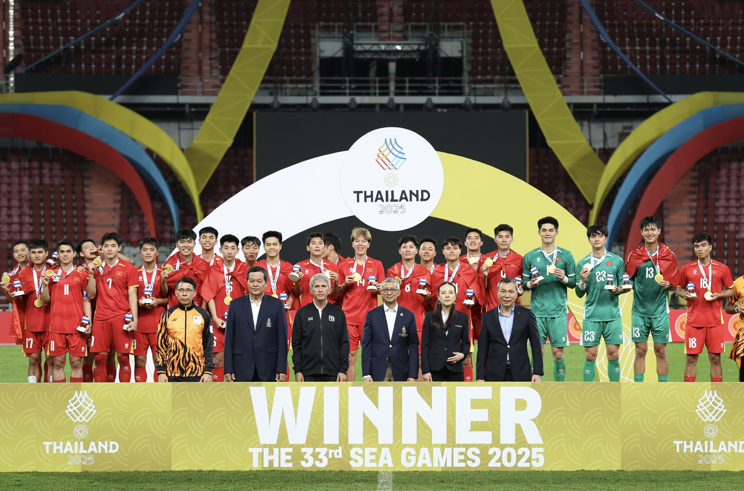 Đội tuyển bóng đá U22 Việt Nam rạng rỡ trên bục nhận HCV SEA Games 33  - Ảnh 15.