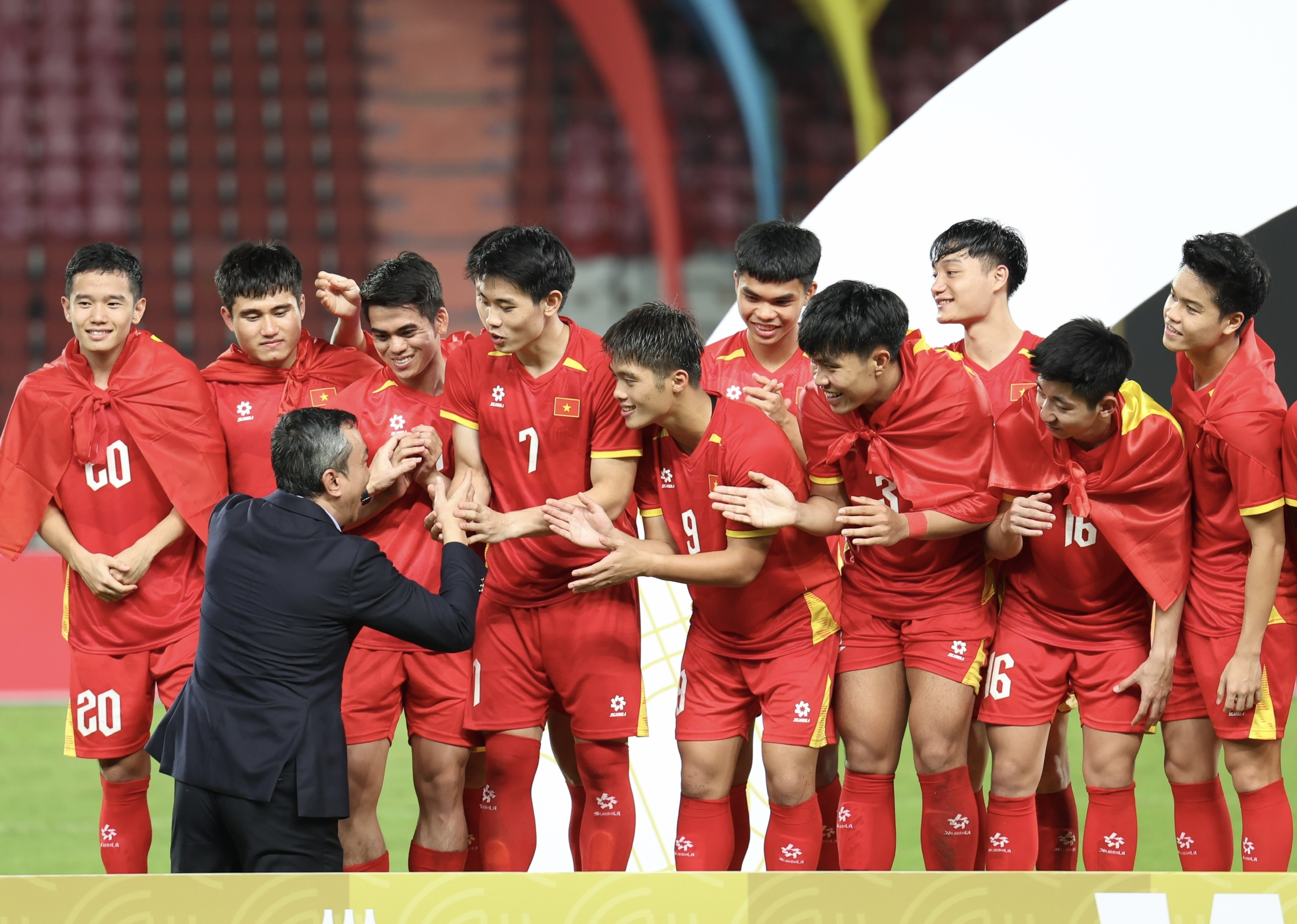 Đội tuyển bóng đá U22 Việt Nam rạng rỡ trên bục nhận HCV SEA Games 33  - Ảnh 16.