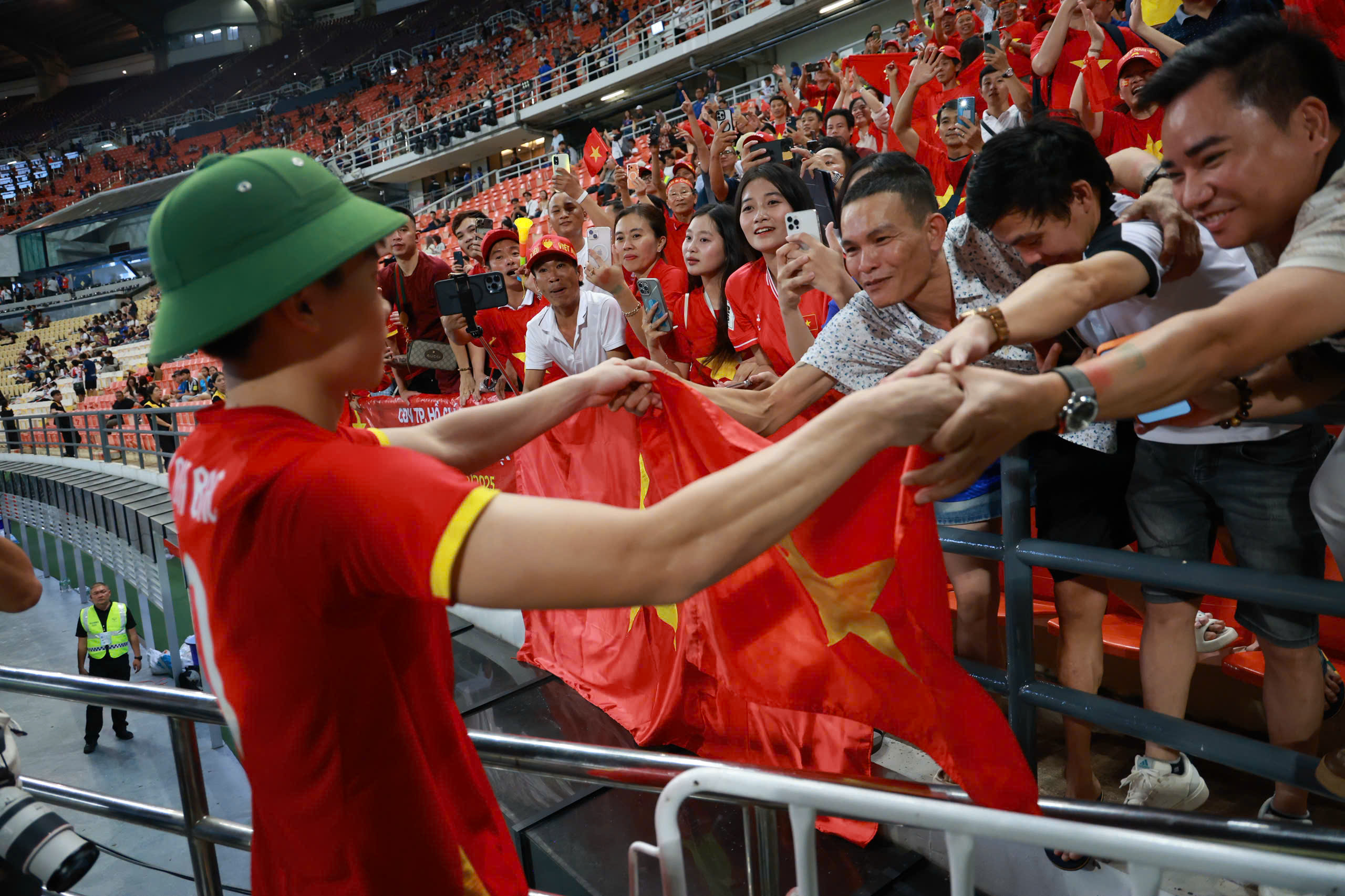 Đội tuyển bóng đá U22 Việt Nam rạng rỡ trên bục nhận HCV SEA Games 33  - Ảnh 2.