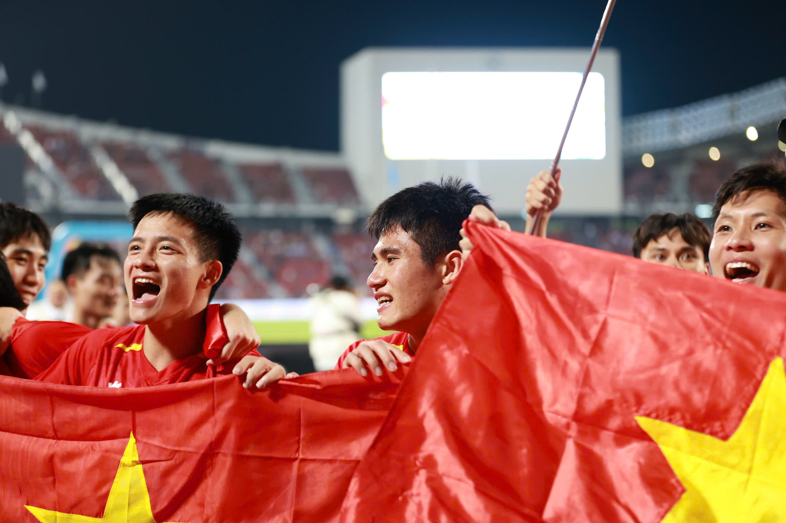 Đội tuyển bóng đá U22 Việt Nam rạng rỡ trên bục nhận HCV SEA Games 33  - Ảnh 3.