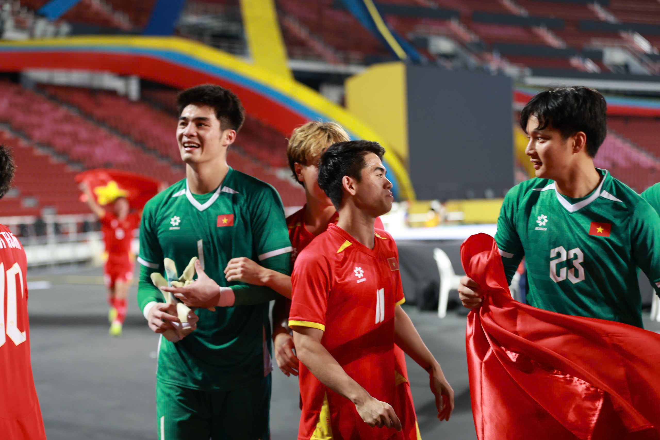 Đội tuyển bóng đá U22 Việt Nam rạng rỡ trên bục nhận HCV SEA Games 33  - Ảnh 4.