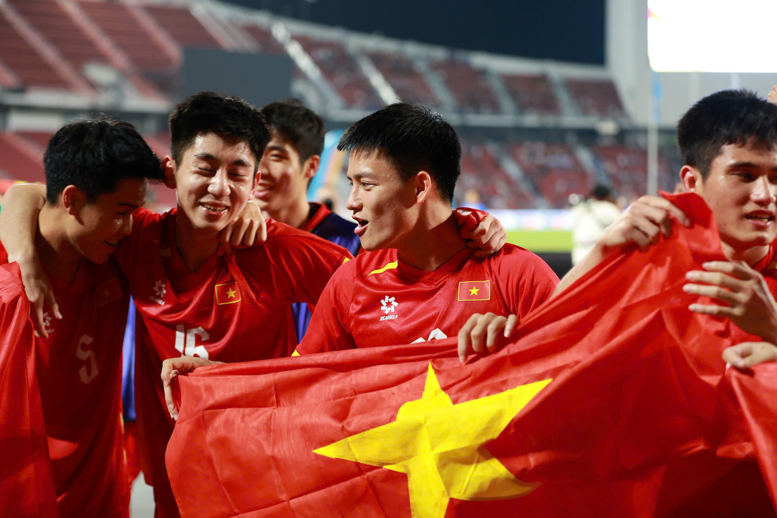 Đội tuyển bóng đá U22 Việt Nam rạng rỡ trên bục nhận HCV SEA Games 33  - Ảnh 5.