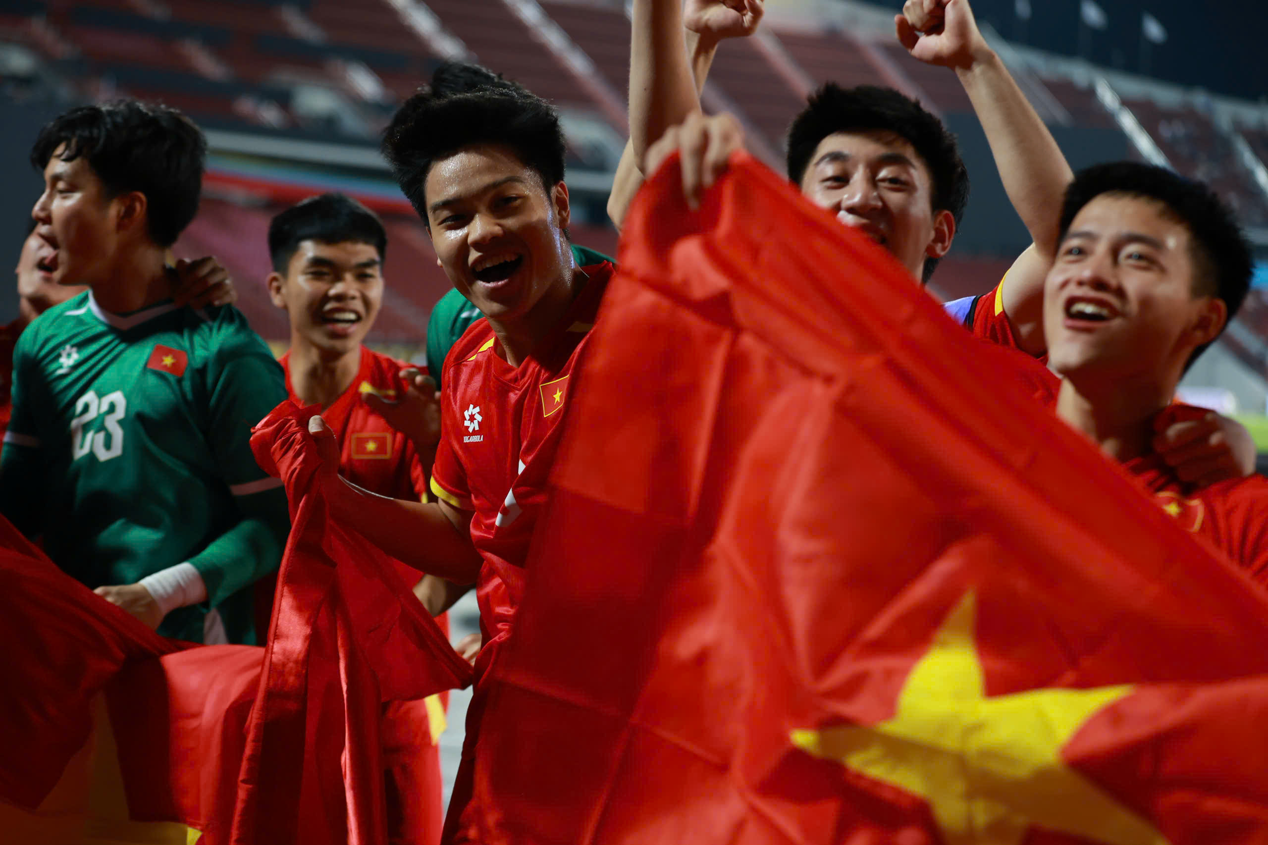 Đội tuyển bóng đá U22 Việt Nam rạng rỡ trên bục nhận HCV SEA Games 33  - Ảnh 6.