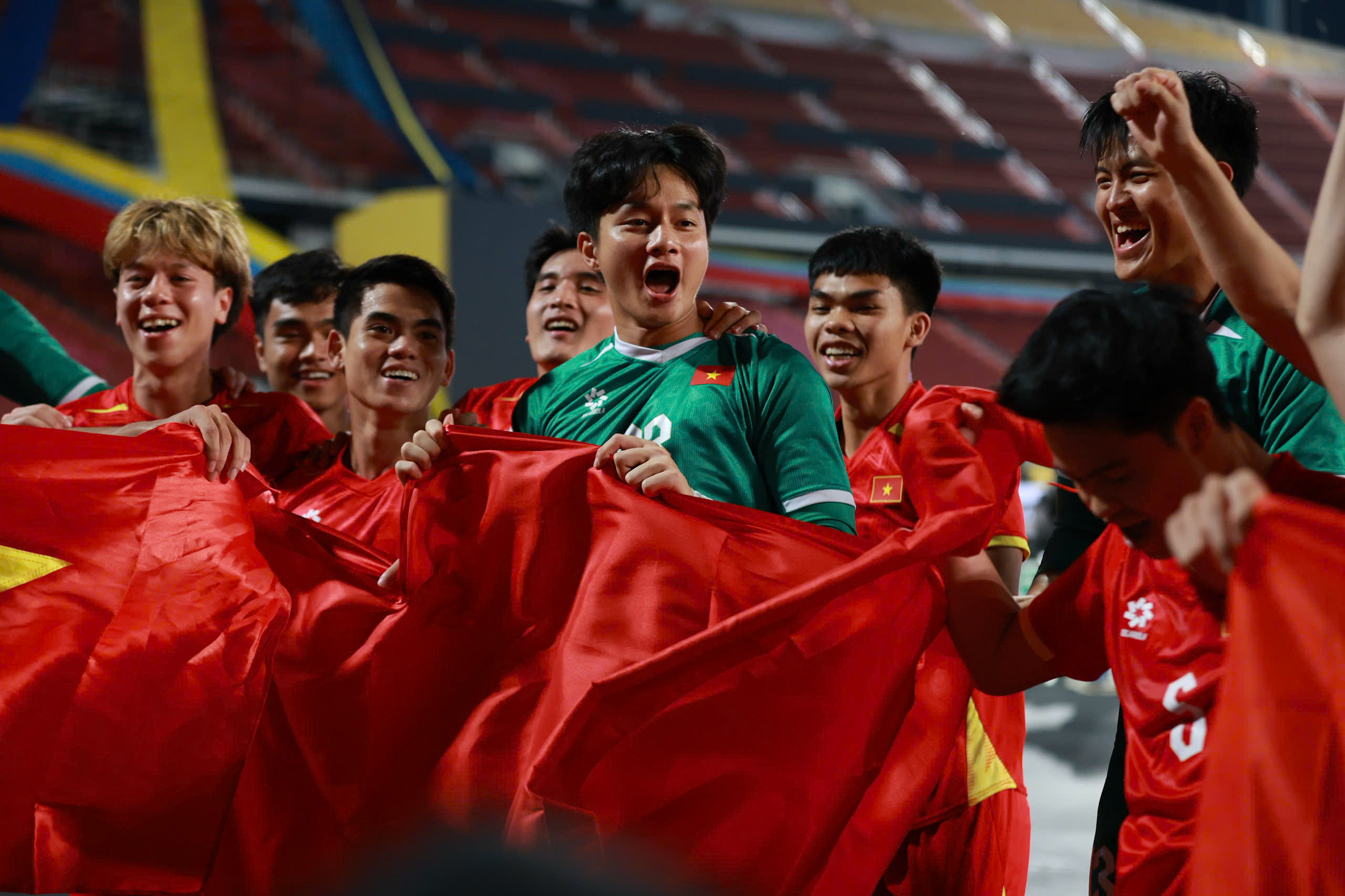 Đội tuyển bóng đá U22 Việt Nam rạng rỡ trên bục nhận HCV SEA Games 33  - Ảnh 7.