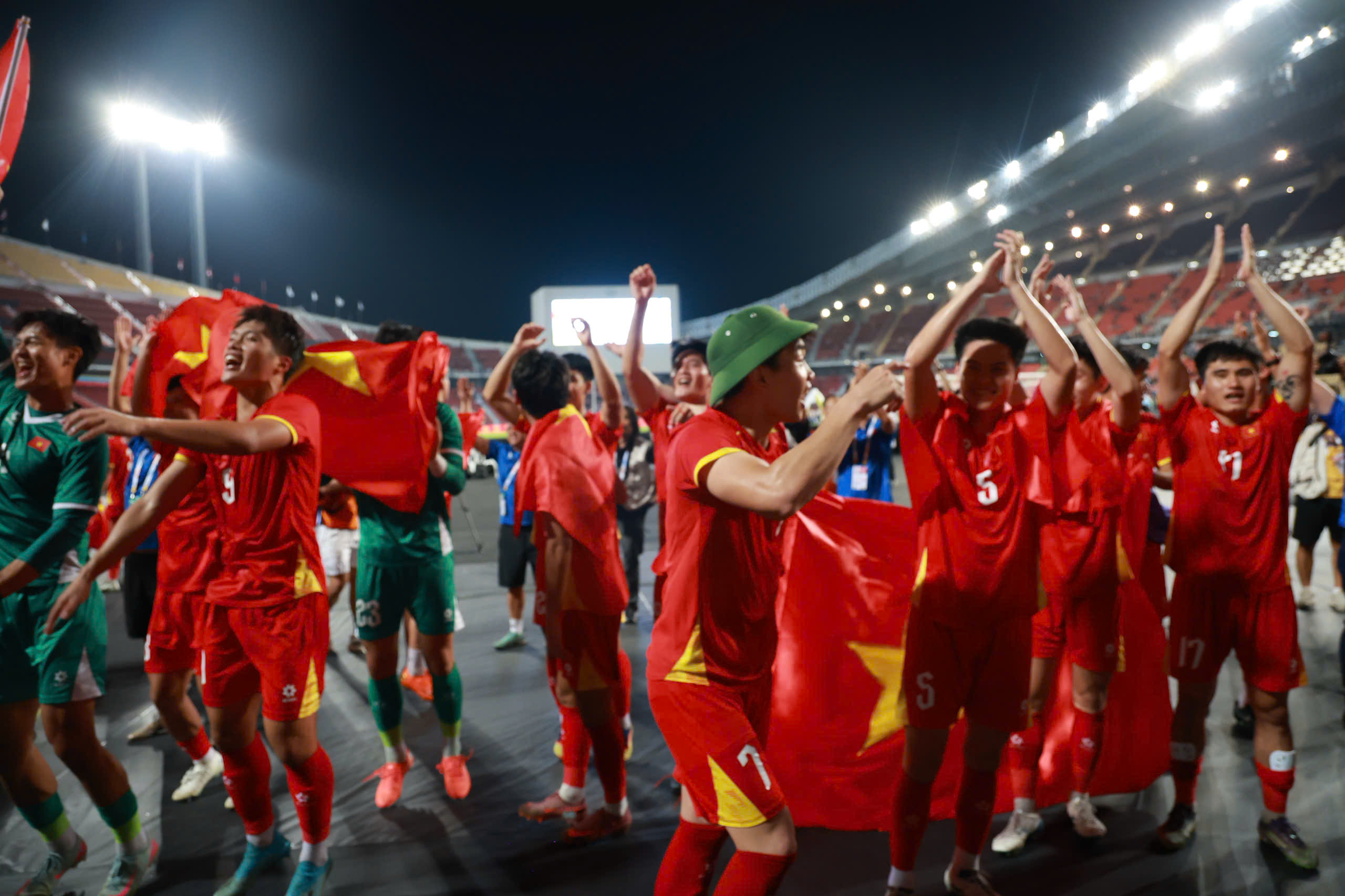 Đội tuyển bóng đá U22 Việt Nam rạng rỡ trên bục nhận HCV SEA Games 33  - Ảnh 9.