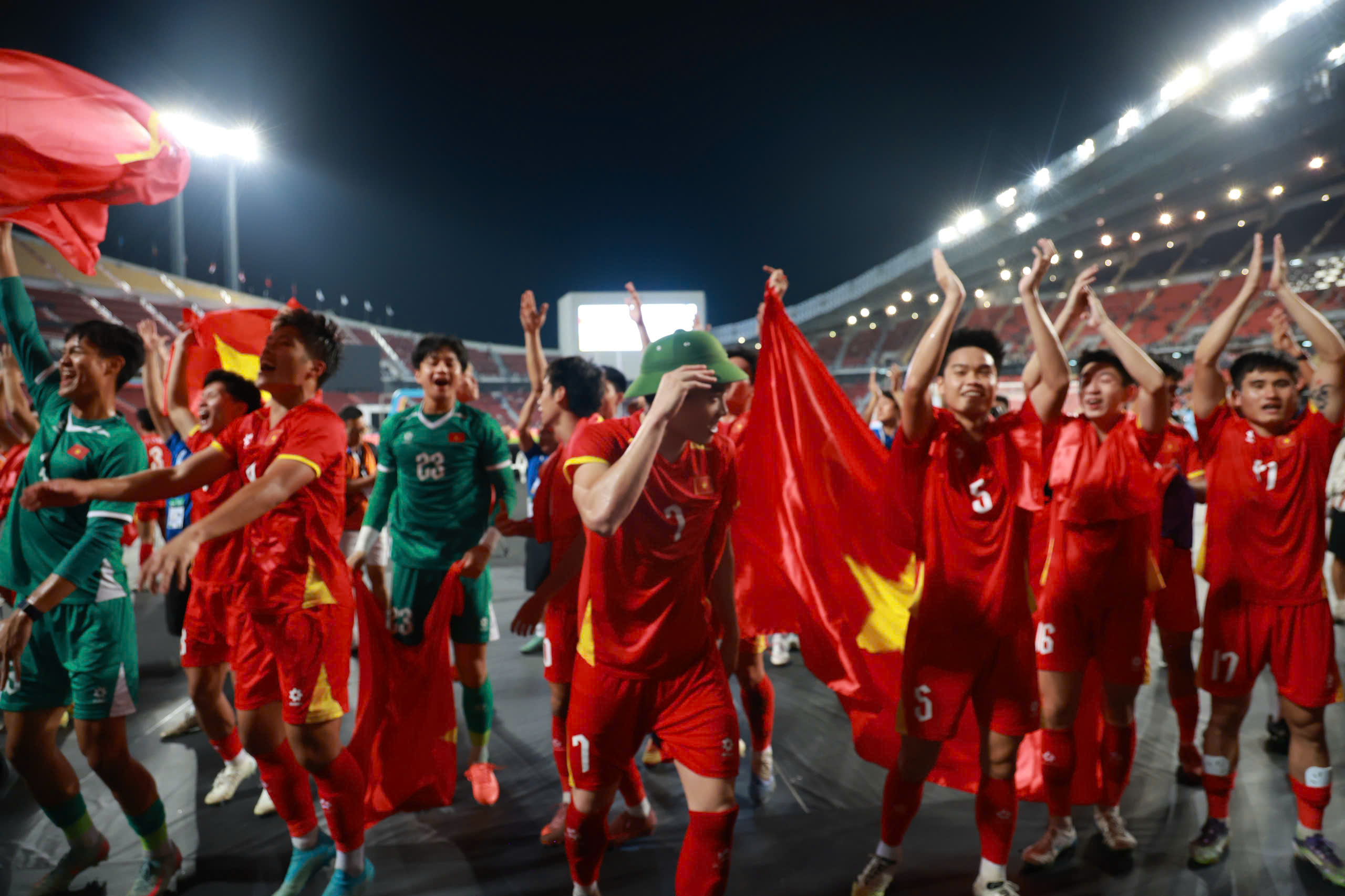 Đội tuyển bóng đá U22 Việt Nam rạng rỡ trên bục nhận HCV SEA Games 33  - Ảnh 10.