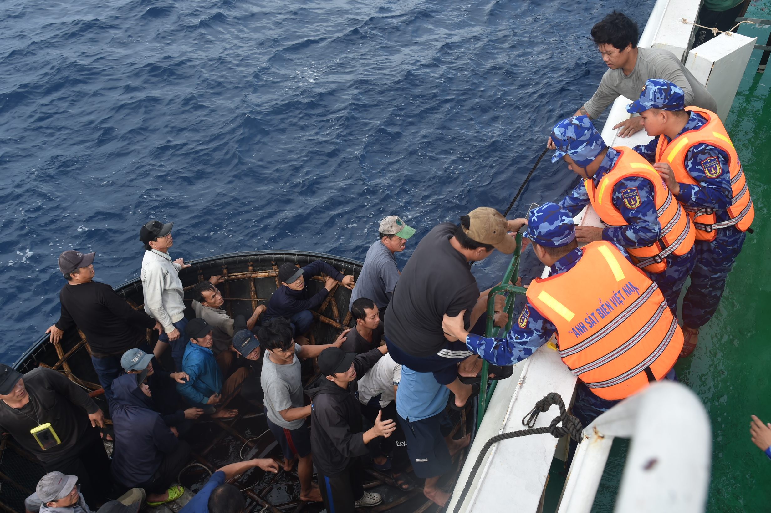Hình ảnh tiếp nhận 52 ngư dân gặp nạn trên biển Trường Sa - Ảnh 3. Hình ảnh tiếp nhận 52 ngư dân gặp nạn trên biển Trường Sa - Ảnh 3.