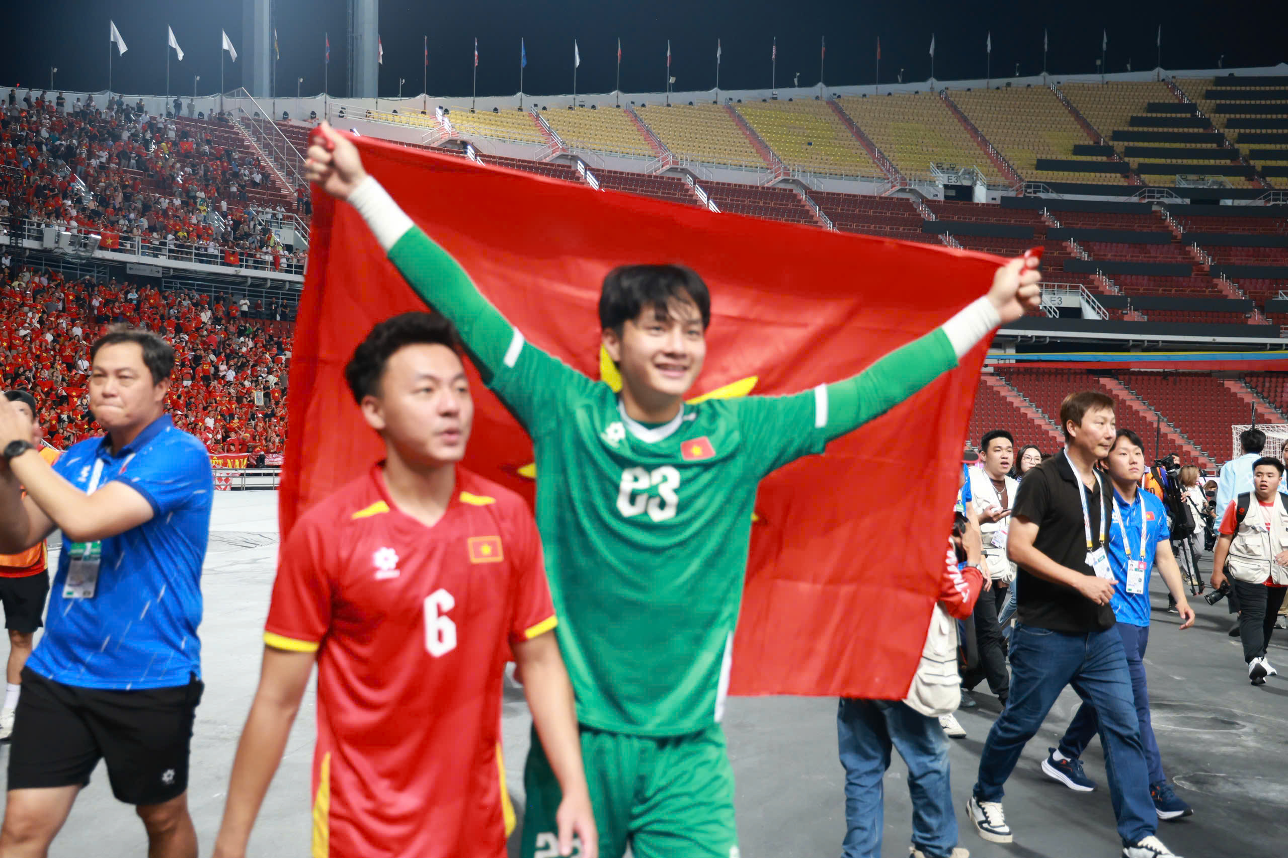 Đội tuyển bóng đá U22 Việt Nam rạng rỡ trên bục nhận HCV SEA Games 33  - Ảnh 11.