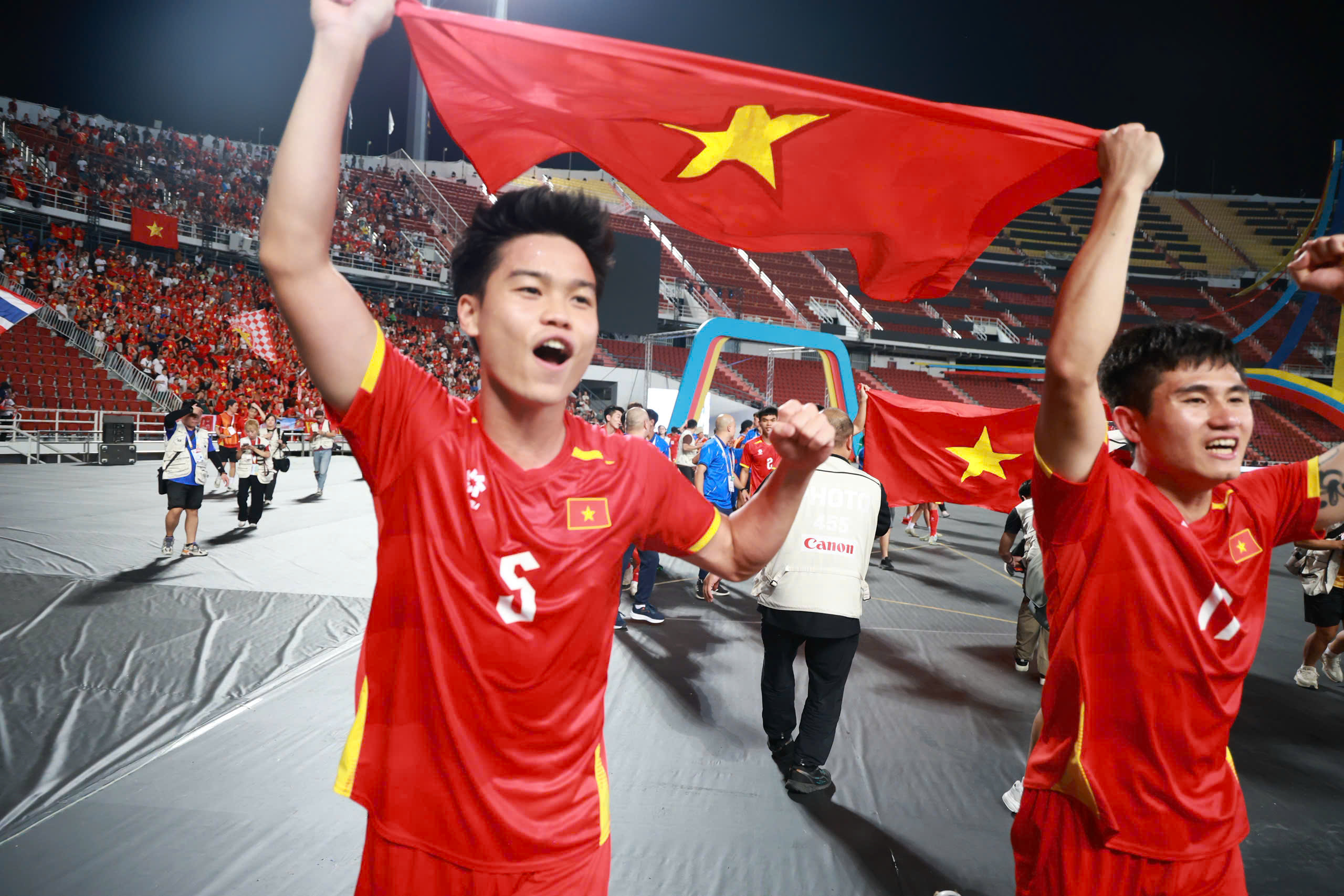 Đội tuyển bóng đá U22 Việt Nam rạng rỡ trên bục nhận HCV SEA Games 33  - Ảnh 12.