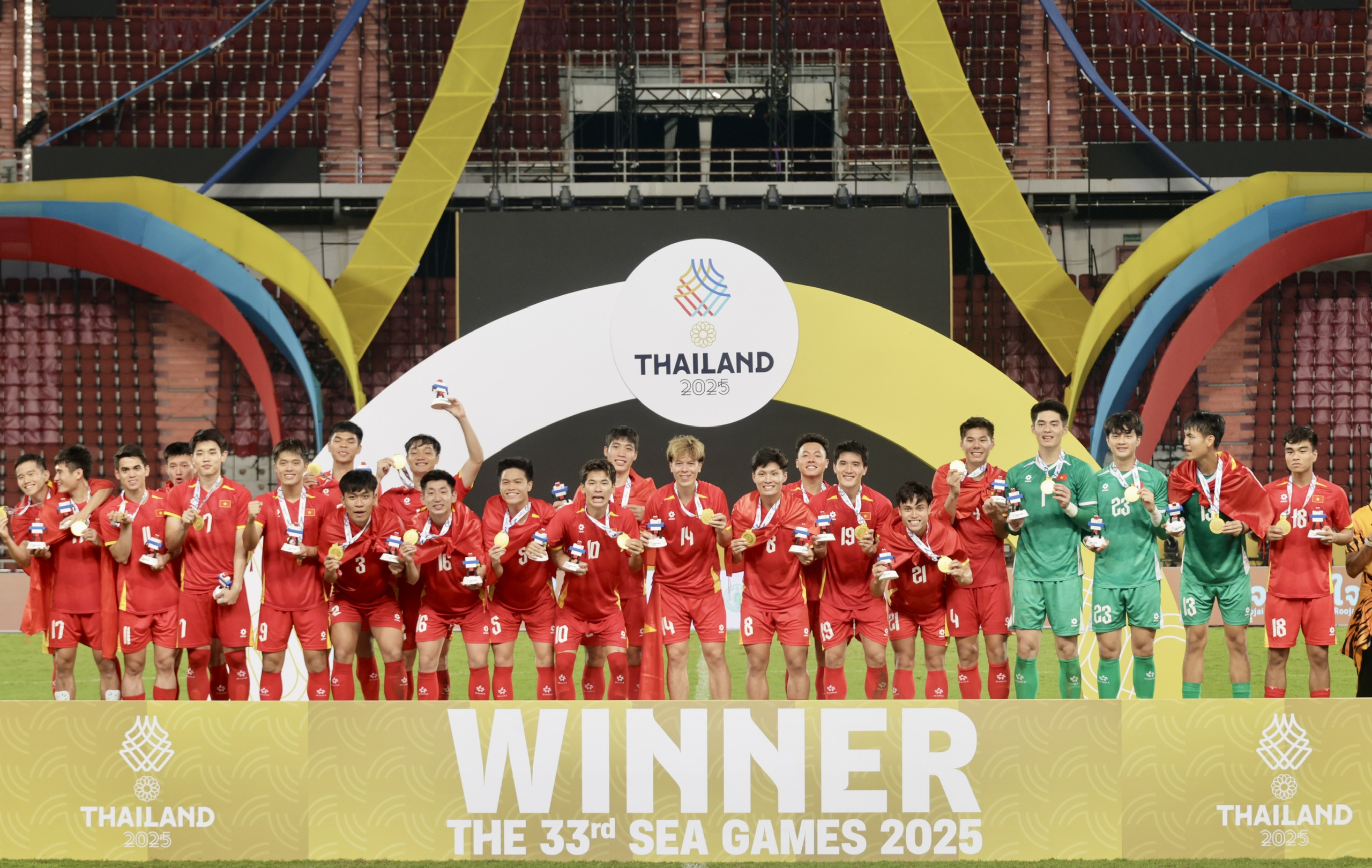 Đội tuyển bóng đá U22 Việt Nam rạng rỡ trên bục nhận HCV SEA Games 33  - Ảnh 18.