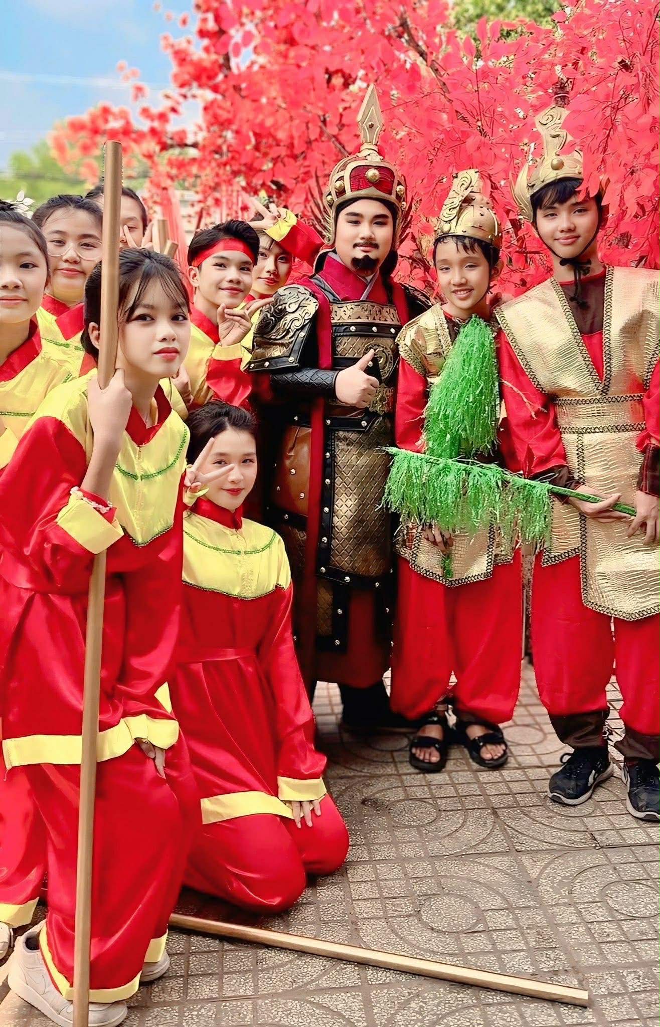 "Lý Thường Kiệt phiên bản kid" – khoảnh khắc truyền nghề đầy xúc động của Kim Tử Long - Ảnh 3.