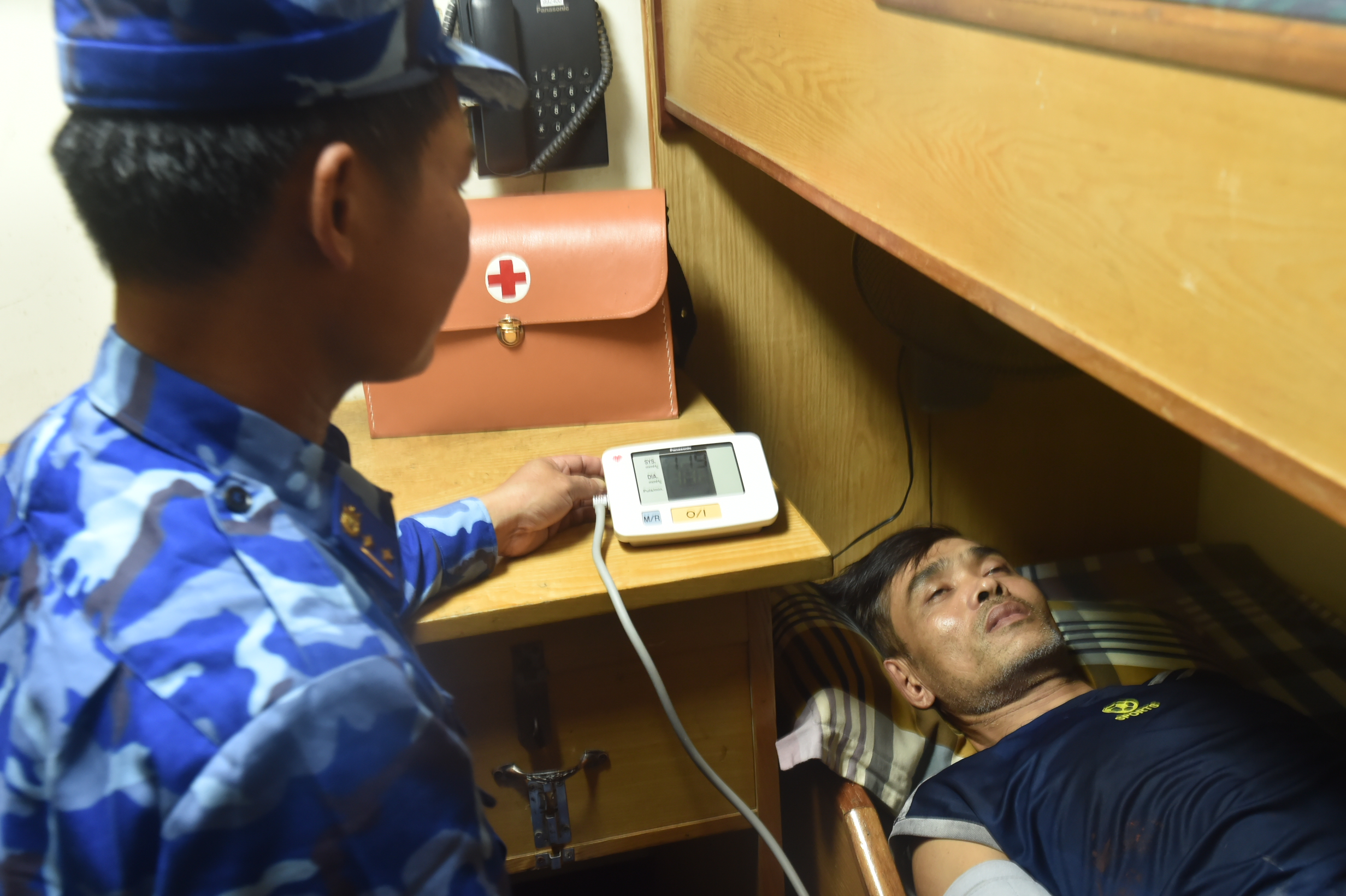 Hình ảnh tiếp nhận 52 ngư dân gặp nạn trên biển Trường Sa - Ảnh 4. Hình ảnh tiếp nhận 52 ngư dân gặp nạn trên biển Trường Sa - Ảnh 4.