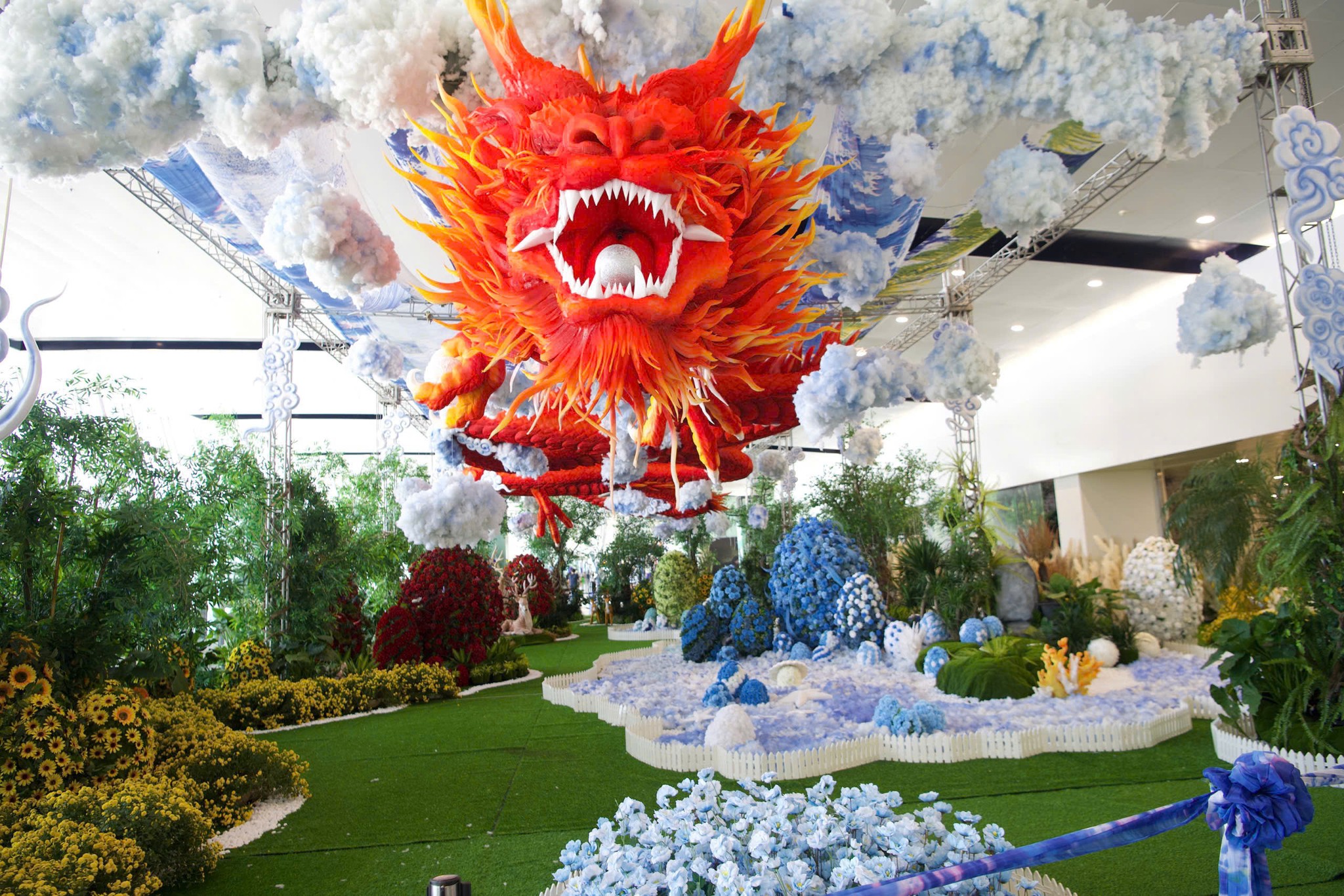 Cho&aacute;ng ngợp trước biểu tượng rồng thi&ecirc;ng đỏ rực tại s&acirc;n bay Nội B&agrave;i - Ảnh 3.