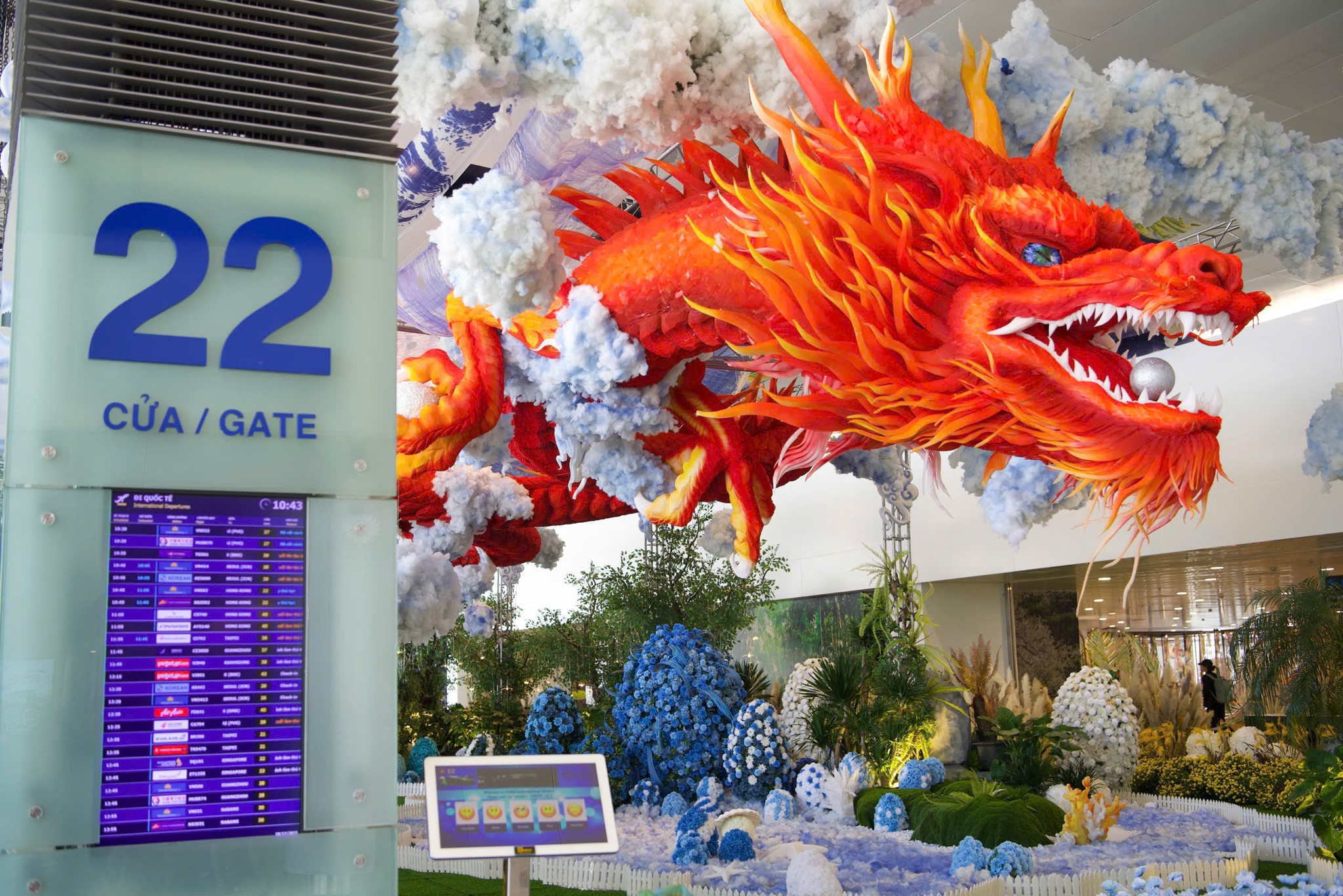 Cho&aacute;ng ngợp trước biểu tượng rồng thi&ecirc;ng đỏ rực tại s&acirc;n bay Nội B&agrave;i - Ảnh 2.