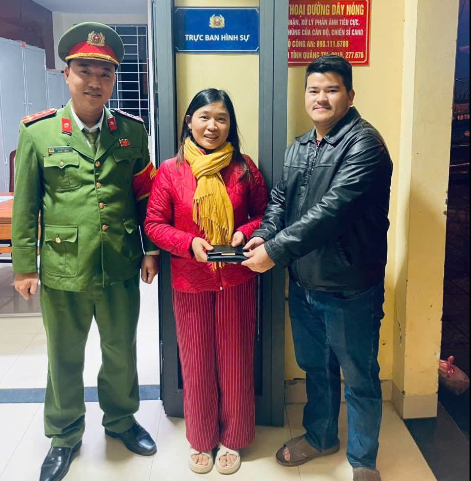 Bỏ dở trận chung kết bóng đá Việt Nam - Thái Lan vì khách đánh rơi chiếc ví - Ảnh 1. Bỏ dở trận chung kết bóng đá Việt Nam - Thái Lan vì khách đánh rơi chiếc ví - Ảnh 1.