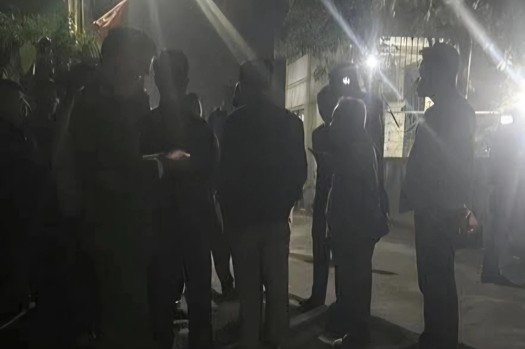 Phát hiện bố và con trai 8 tuổi tử vong bất thường tại nhà riêng - Ảnh 1.