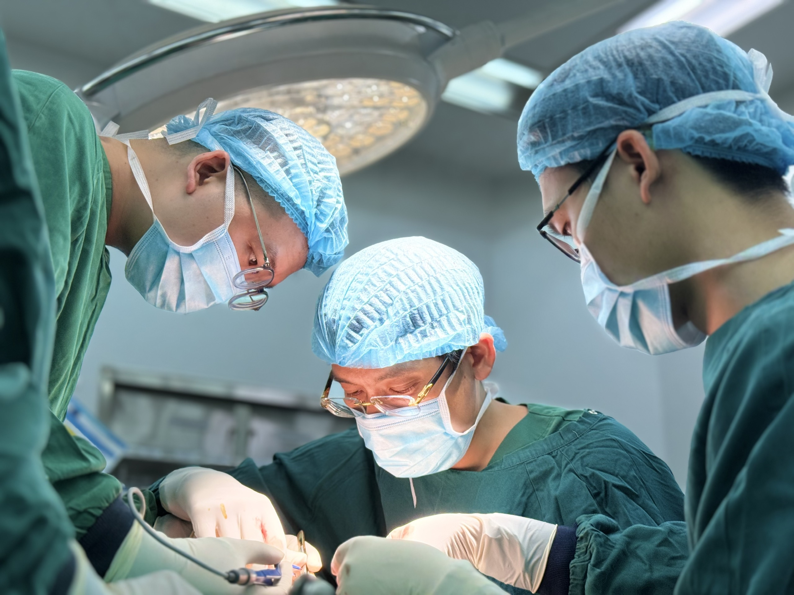 Cứu 4 ngón tay gần đứt rời cho thanh niên trẻ - Ảnh 2.