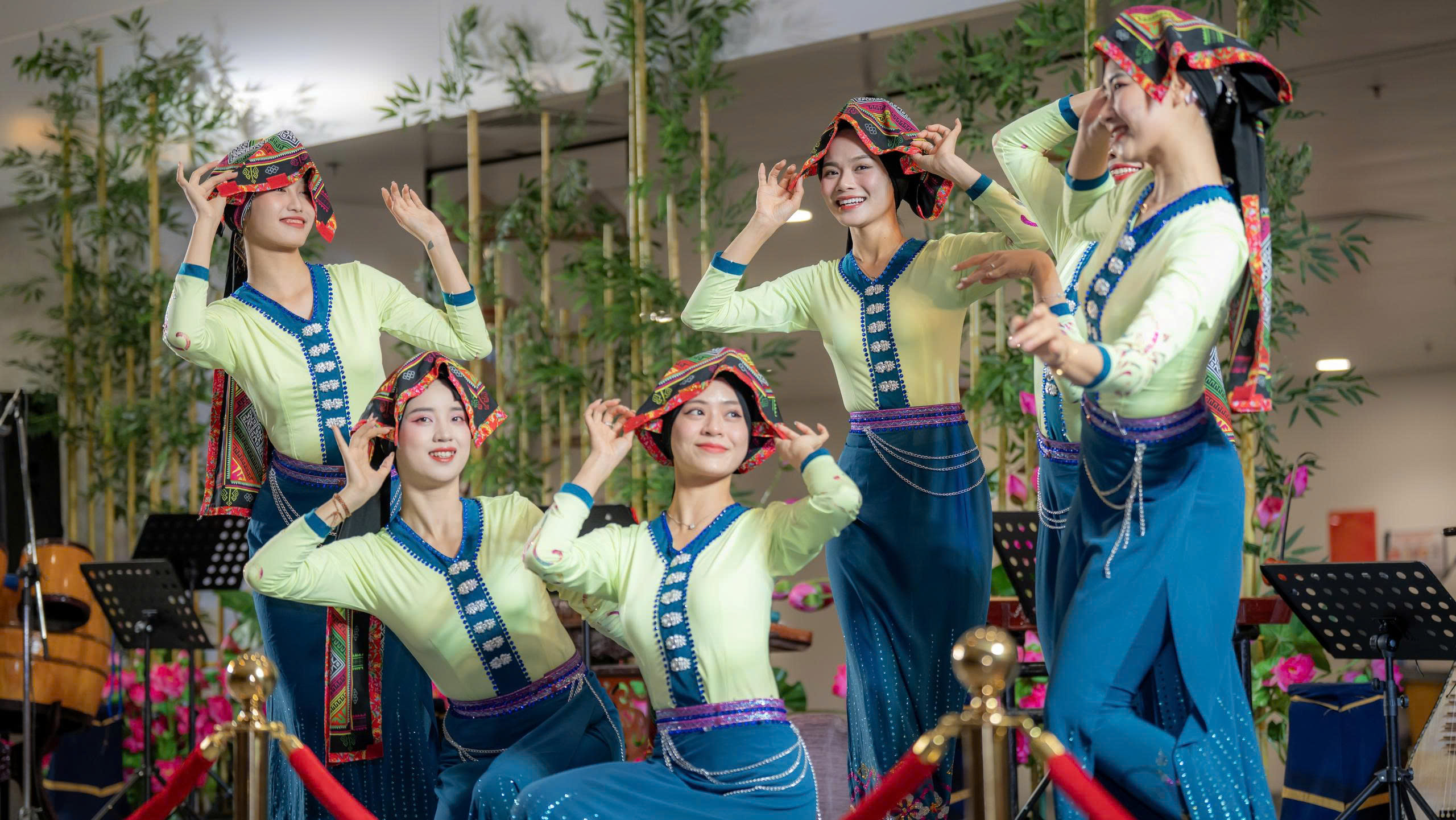 Cho&aacute;ng ngợp trước biểu tượng rồng thi&ecirc;ng đỏ rực tại s&acirc;n bay Nội B&agrave;i - Ảnh 16.