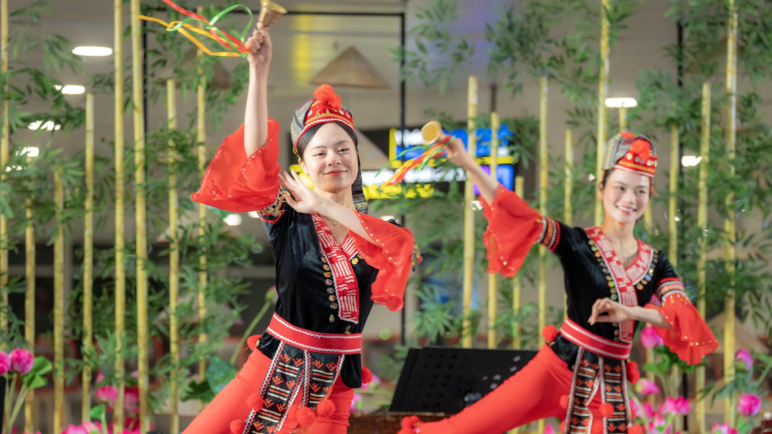 Cho&aacute;ng ngợp trước biểu tượng rồng thi&ecirc;ng đỏ rực tại s&acirc;n bay Nội B&agrave;i - Ảnh 15.