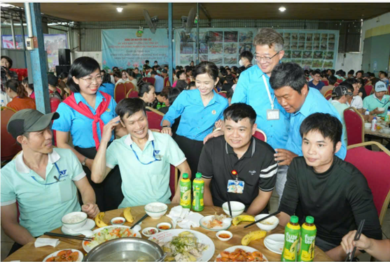 Người lao động khấp khởi đợi tăng lương - Ảnh 1.