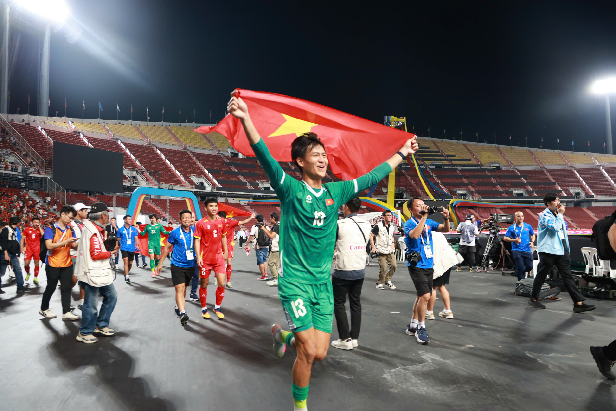 Đội tuyển bóng đá U22 Việt Nam rạng rỡ trên bục nhận HCV SEA Games 33  - Ảnh 13.