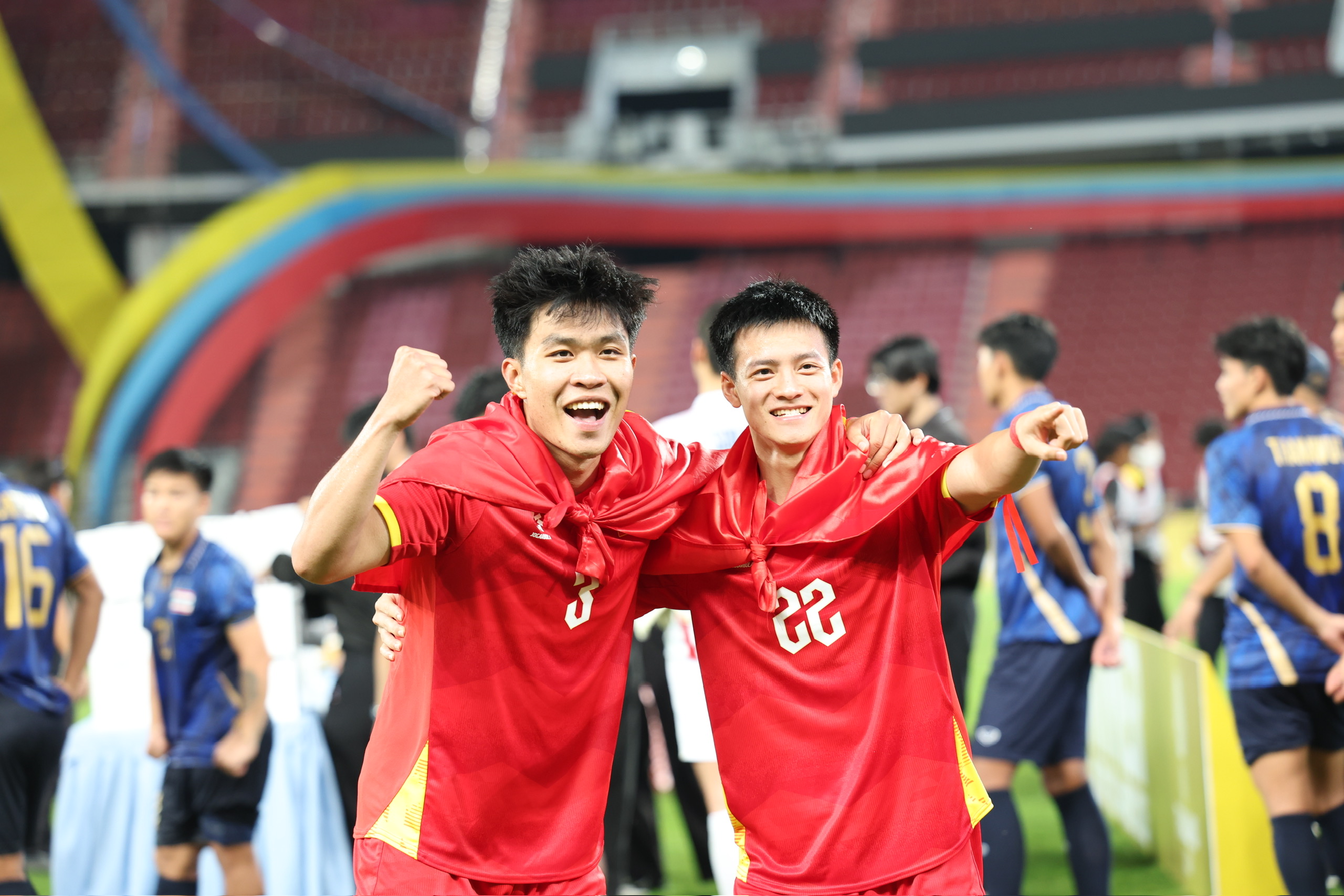 Đội tuyển bóng đá U22 Việt Nam rạng rỡ trên bục nhận HCV SEA Games 33  - Ảnh 17.