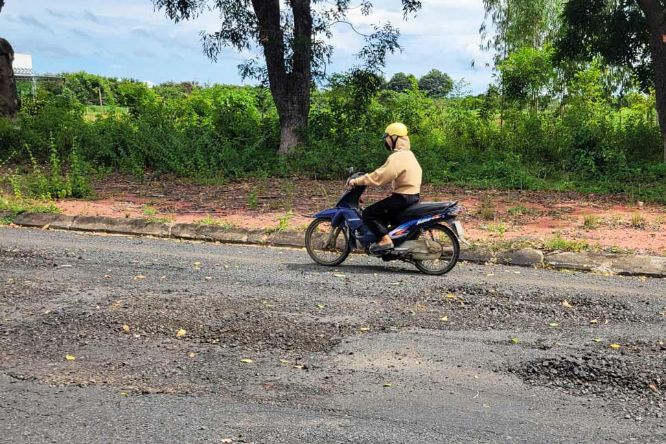 Lộ hàng loạt sai phạm trên 2 tuyến đường tiền tỉ ở Gia Lai vừa sửa đã hỏng - Ảnh 1. Lộ hàng loạt sai phạm trên 2 tuyến đường tiền tỉ ở Gia Lai vừa sửa đã hỏng - Ảnh 1.