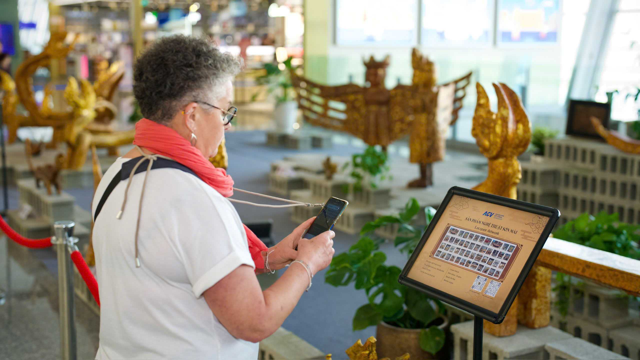 Cho&aacute;ng ngợp trước biểu tượng rồng thi&ecirc;ng đỏ rực tại s&acirc;n bay Nội B&agrave;i - Ảnh 8.