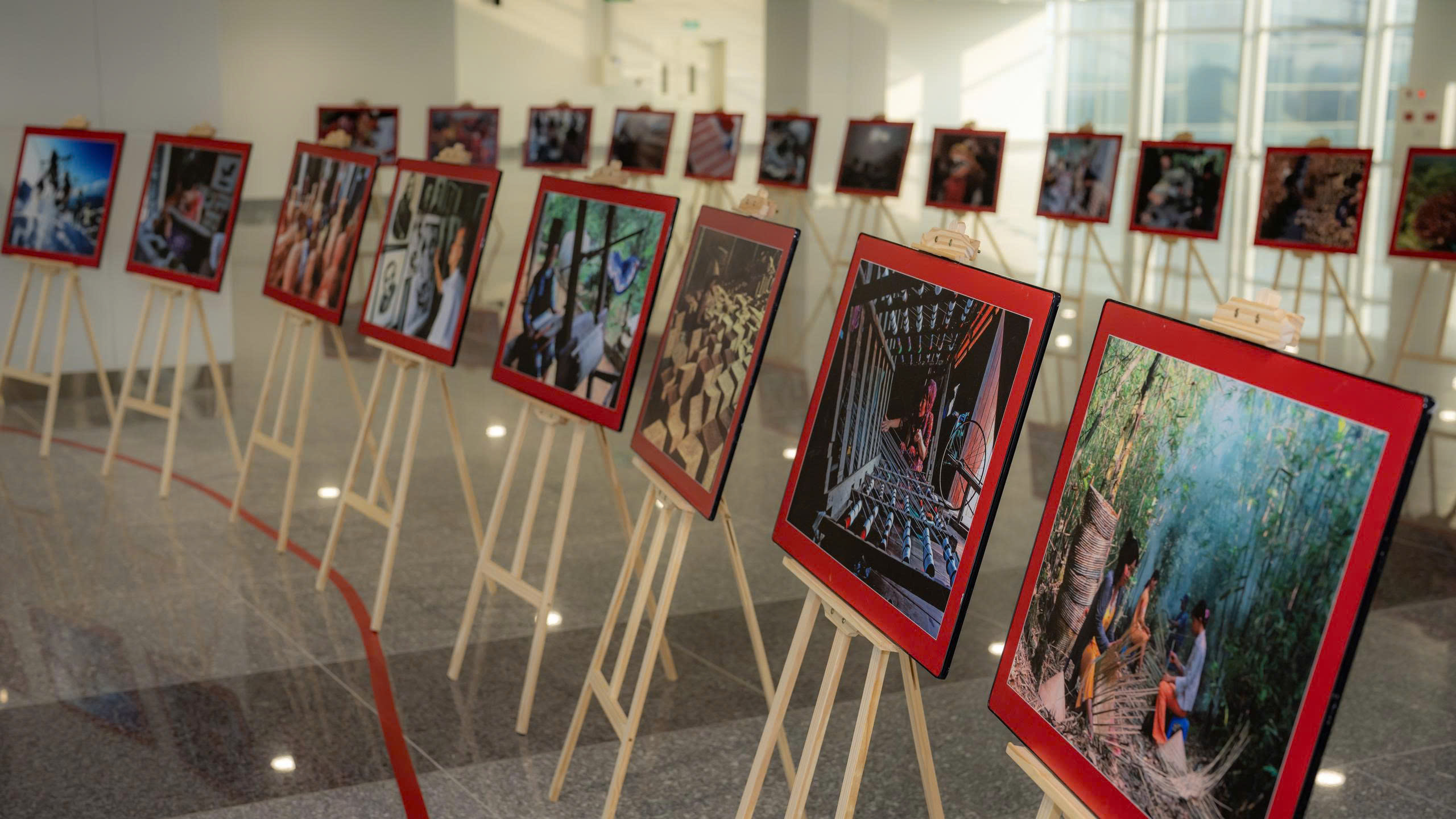 Cho&aacute;ng ngợp trước biểu tượng rồng thi&ecirc;ng đỏ rực tại s&acirc;n bay Nội B&agrave;i - Ảnh 9.