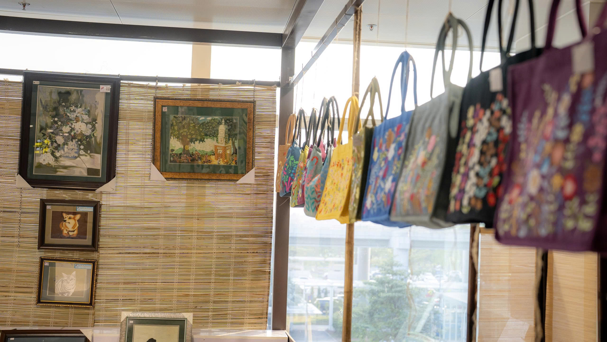 Cho&aacute;ng ngợp trước biểu tượng rồng thi&ecirc;ng đỏ rực tại s&acirc;n bay Nội B&agrave;i - Ảnh 14.