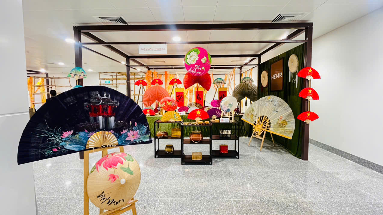 Cho&aacute;ng ngợp trước biểu tượng rồng thi&ecirc;ng đỏ rực tại s&acirc;n bay Nội B&agrave;i - Ảnh 11.