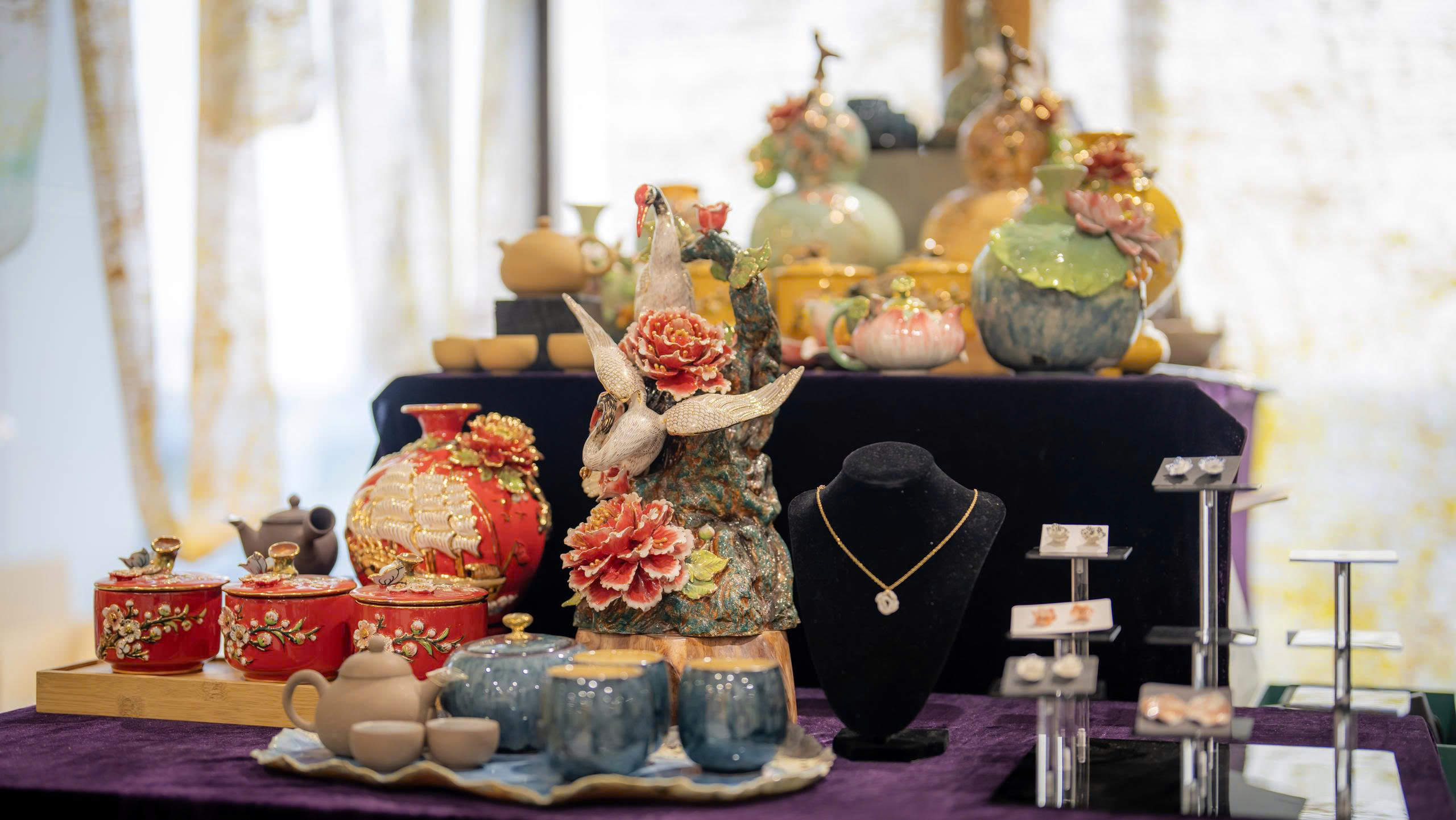 Cho&aacute;ng ngợp trước biểu tượng rồng thi&ecirc;ng đỏ rực tại s&acirc;n bay Nội B&agrave;i - Ảnh 10.