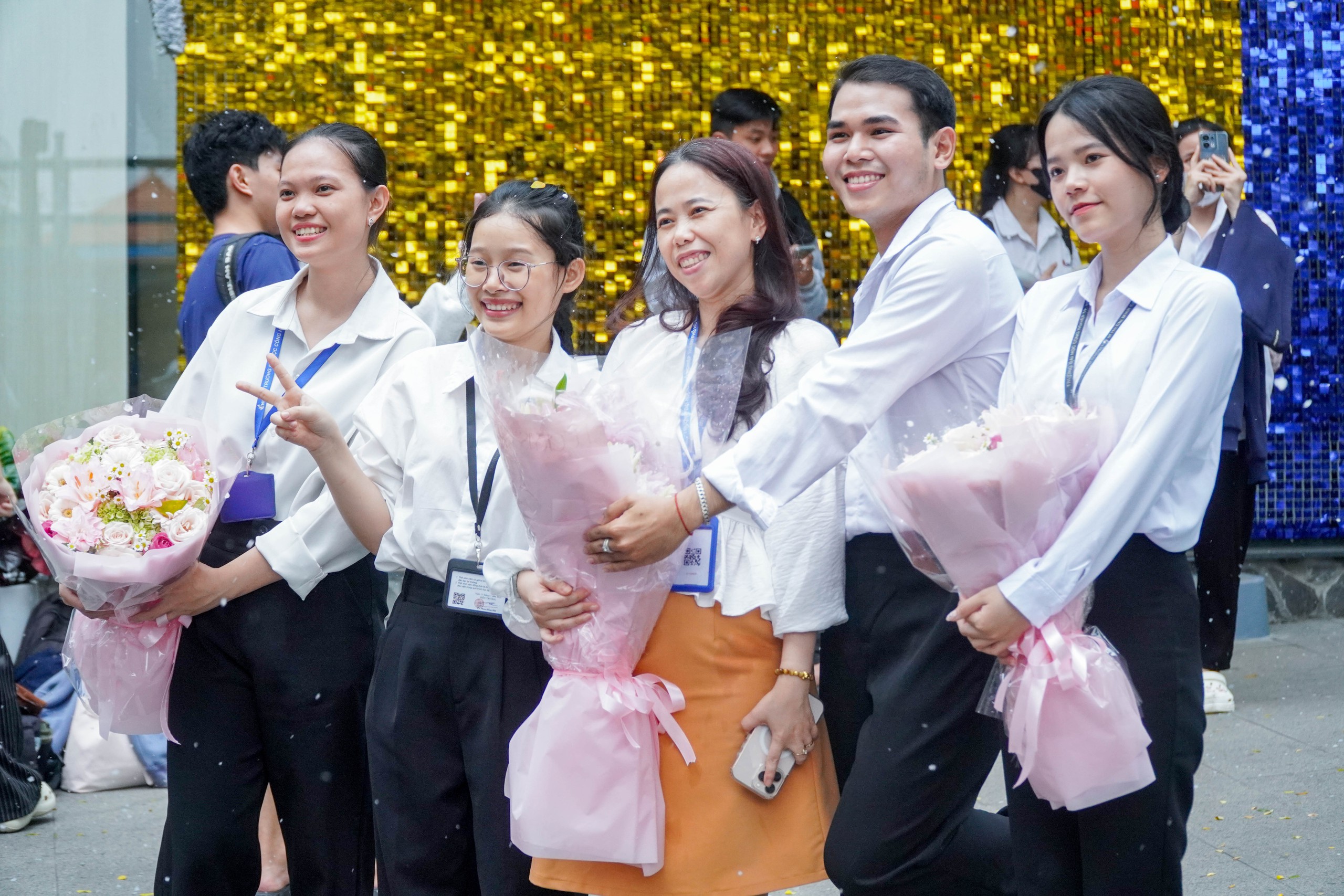 Vừa bảo vệ khóa luận xong, sinh viên ngỡ ngàng đón "tuyết rơi" giữa sân trường- Ảnh 2. Vừa bảo vệ khóa luận xong, sinh viên ngỡ ngàng đón "tuyết rơi" giữa sân trường- Ảnh 2.