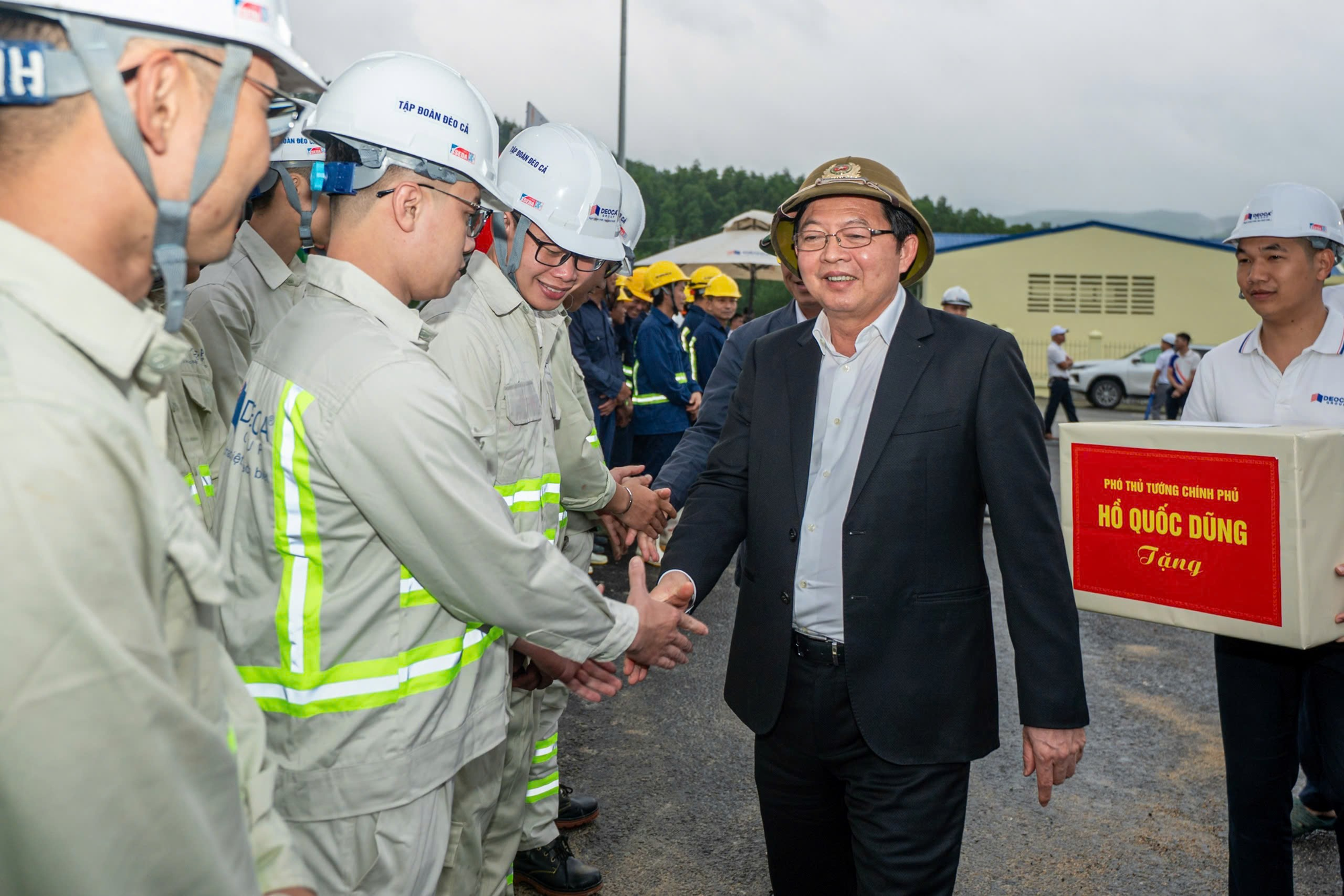 Phó Thủ tướng Hồ Quốc Dũng thăm, tặng quà người lao động dự án cao tốc Quảng Ngãi – Hoài Nhơn - Ảnh 2.