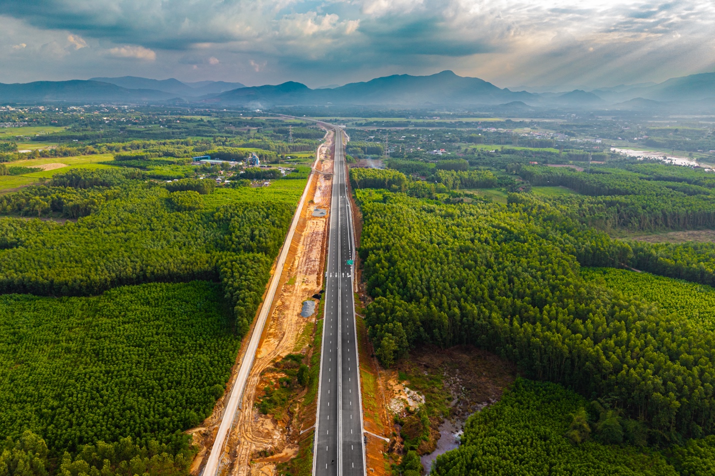 Phó Thủ tướng Hồ Quốc Dũng thăm, tặng quà người lao động dự án cao tốc Quảng Ngãi – Hoài Nhơn - Ảnh 4.