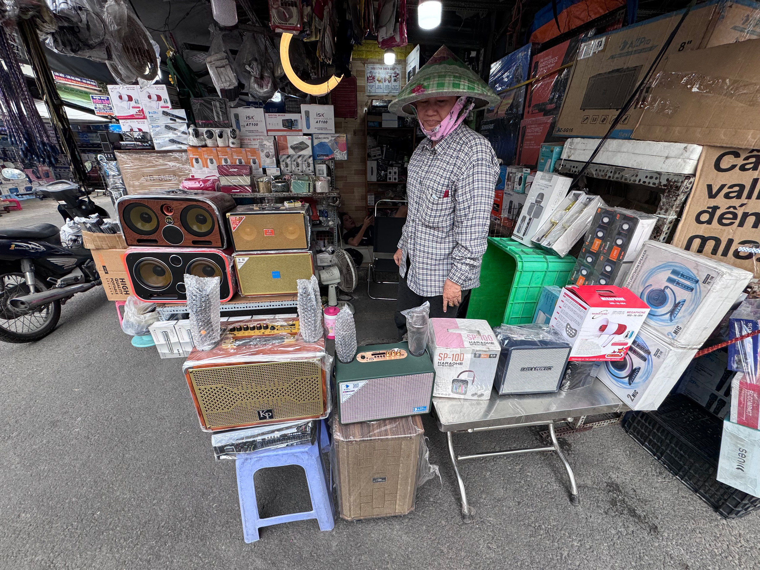 Hát karaoke ồn ào có thể bị phạt 1-2 triệu đồng, "loa kẹo kéo" ế ẩm - Ảnh 3. Hát karaoke ồn ào có thể bị phạt 1-2 triệu đồng, "loa kẹo kéo" ế ẩm - Ảnh 3.