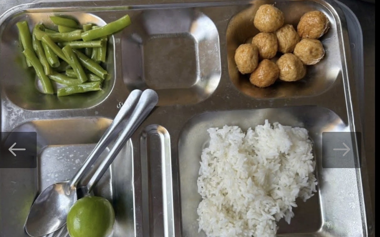 Phụ huynh phản &aacute;nh bữa ăn b&aacute;n tr&uacute;, Sở GD-ĐT TPHCM n&oacute;i sẽ kiểm tra định kỳ v&agrave; đột xuất - Ảnh 2.