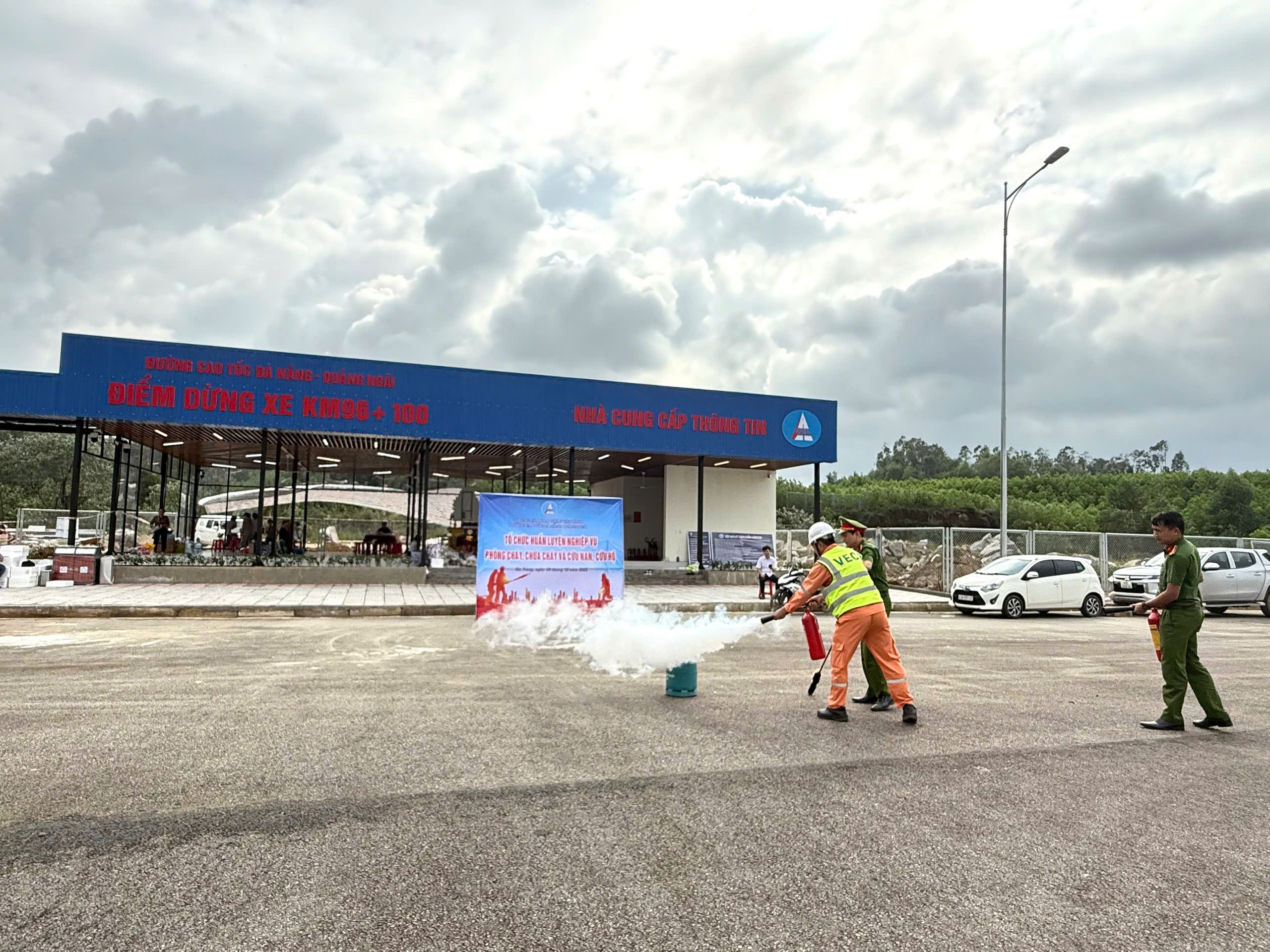 Điểm dừng xe đầu tiên trên cao tốc Đà Nẵng - Quảng Ngãi sắp khai thác - Ảnh 8.