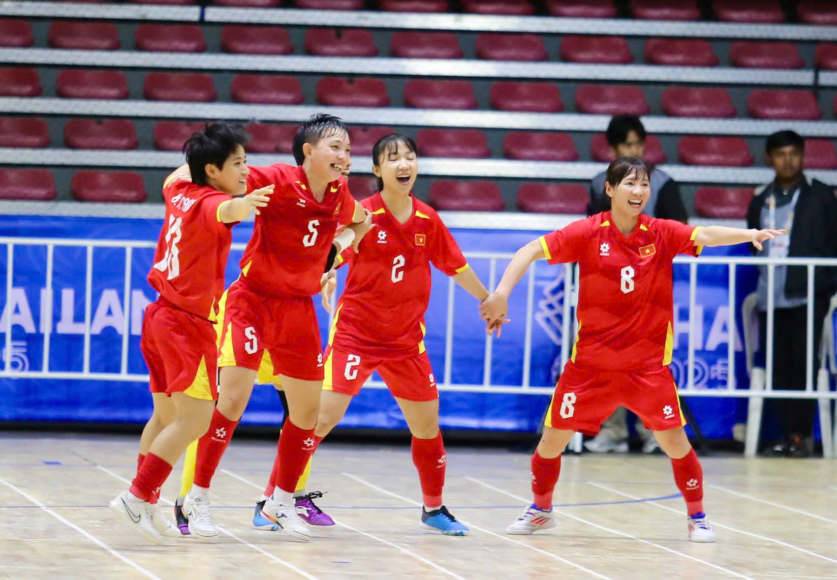 Thùy Trang và những chia sẻ về HCV lịch sử của futsal nữ Việt Nam - Ảnh 1.