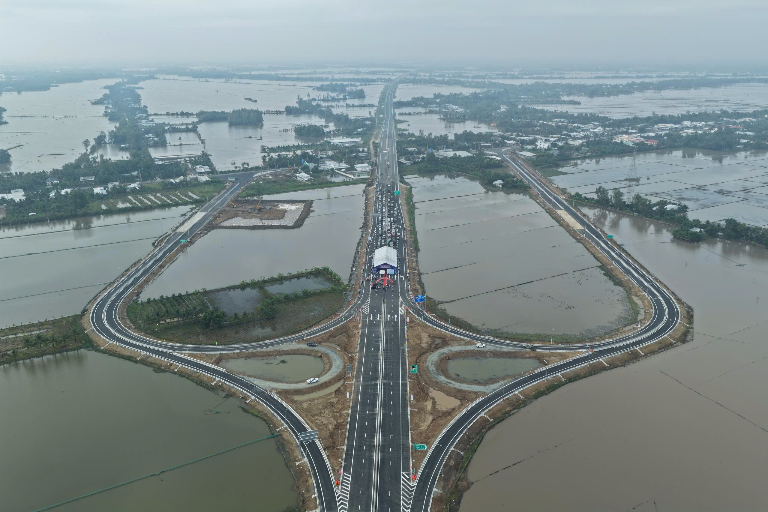 Lưu ý tốc độ các phương tiện lưu thông vào đoạn cao tốc Cần Thơ - Hậu Giang từ ngày 20-12 - Ảnh 2. Lưu ý tốc độ các phương tiện lưu thông vào đoạn cao tốc Cần Thơ - Hậu Giang từ ngày 20-12 - Ảnh 2.