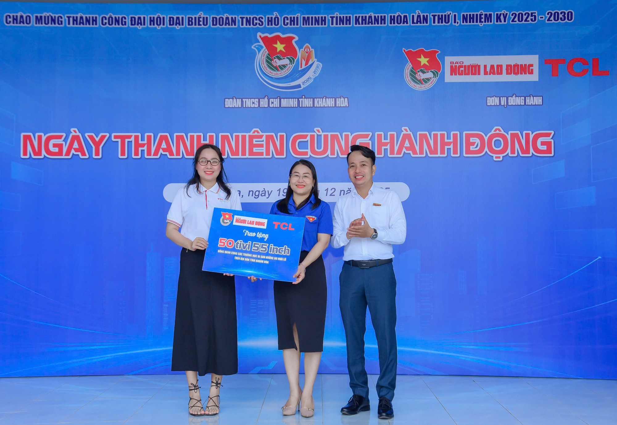 Đoàn thanh niên Báo Người Lao Động và TCL tặng trường học Khánh Hòa 50 tivi - Ảnh 3.