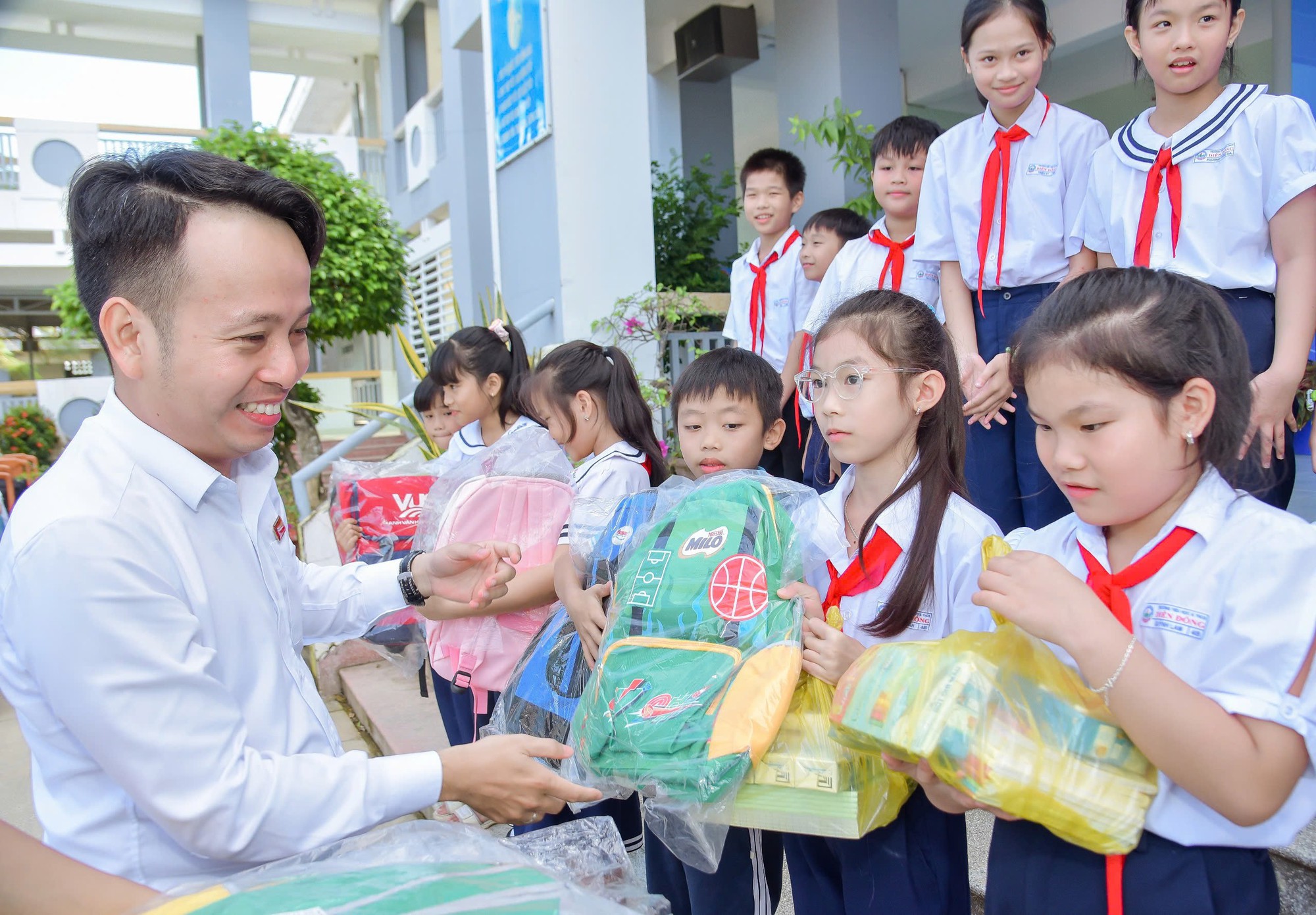 Đoàn thanh niên Báo Người Lao Động và TCL tặng trường học Khánh Hòa 50 tivi - Ảnh 1.