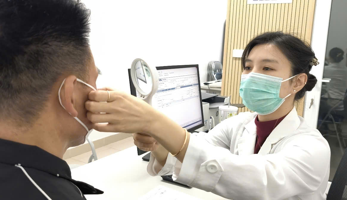 Ngứa dữ dội “vùng kín”, người đàn ông tá hỏa khi phát hiện rận mu kí sinh - Ảnh 2.