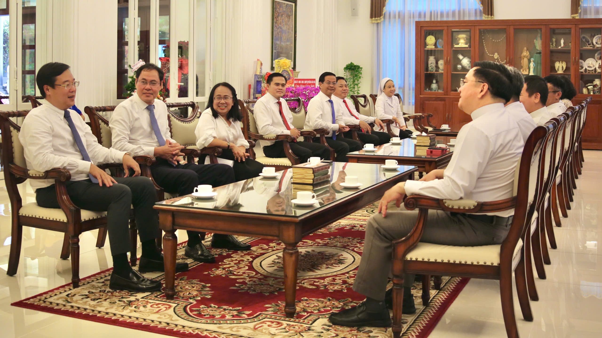 Lãnh đạo TPHCM thăm, chúc mừng Giáng sinh Văn phòng Hội đồng Giám mục Việt Nam - Ảnh 1.