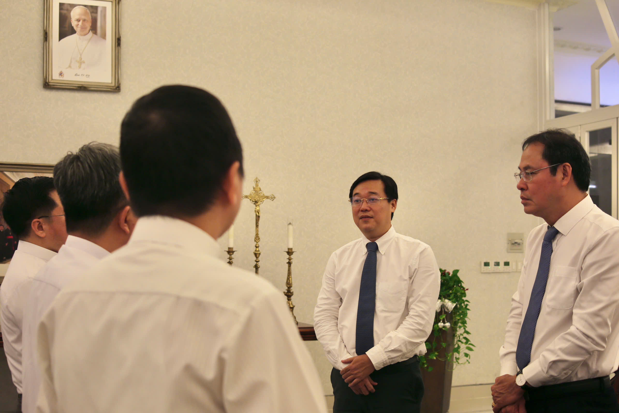 Lãnh đạo TPHCM thăm, chúc mừng Giáng sinh Văn phòng Hội đồng Giám mục Việt Nam - Ảnh 2.