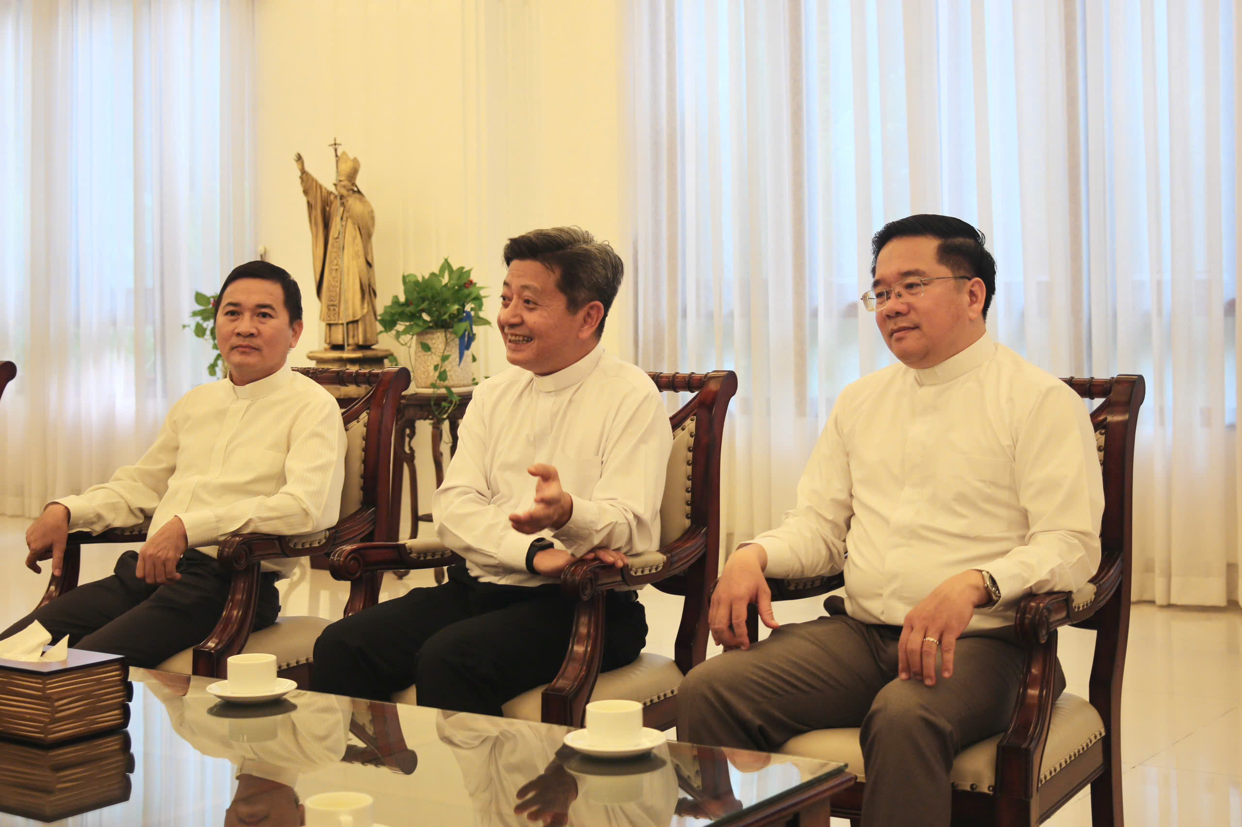 Lãnh đạo TPHCM thăm, chúc mừng Giáng sinh Văn phòng Hội đồng Giám mục Việt Nam - Ảnh 4.