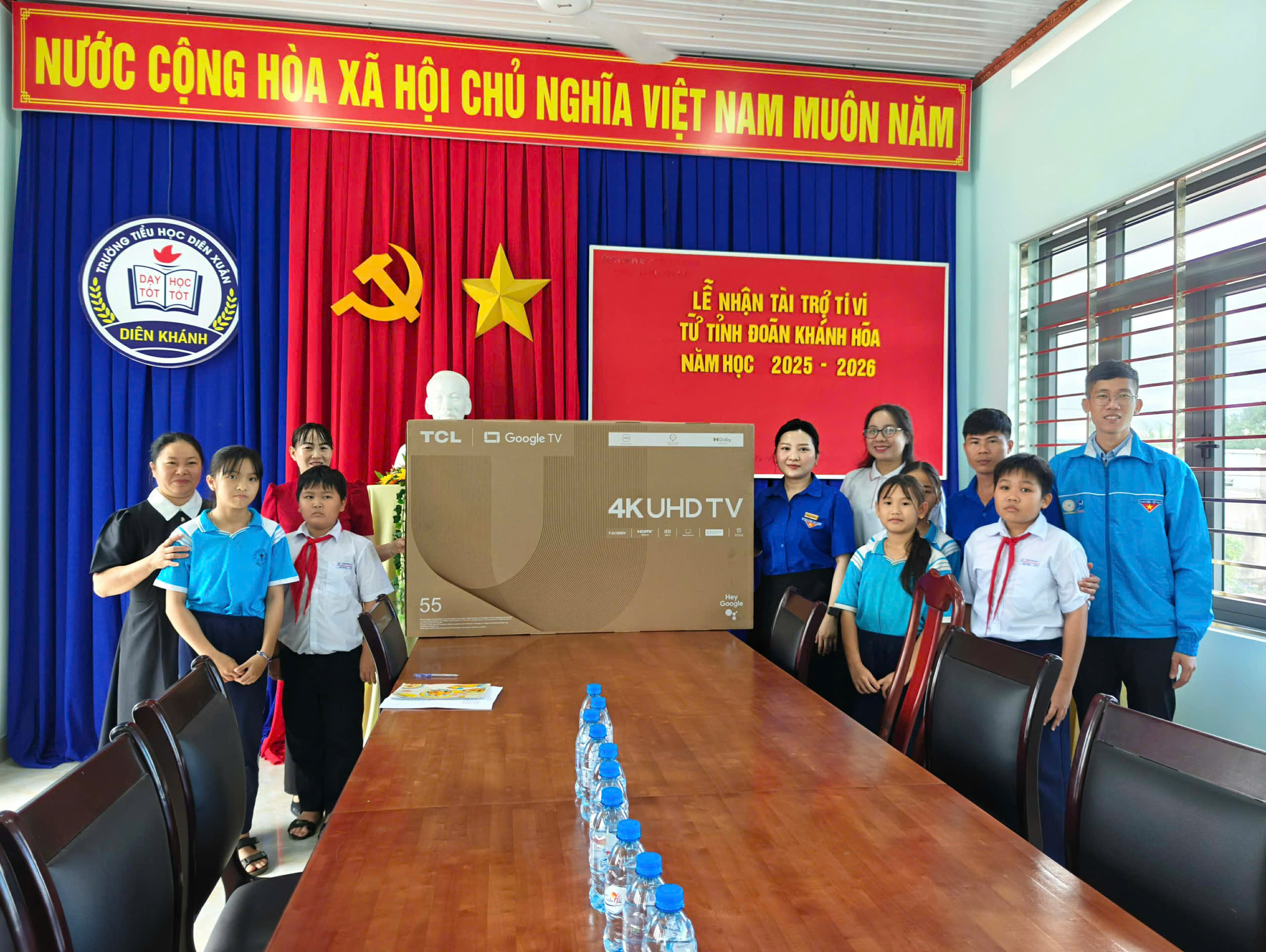 Đoàn thanh niên Báo Người Lao Động và TCL tặng trường học Khánh Hòa 50 tivi - Ảnh 5.